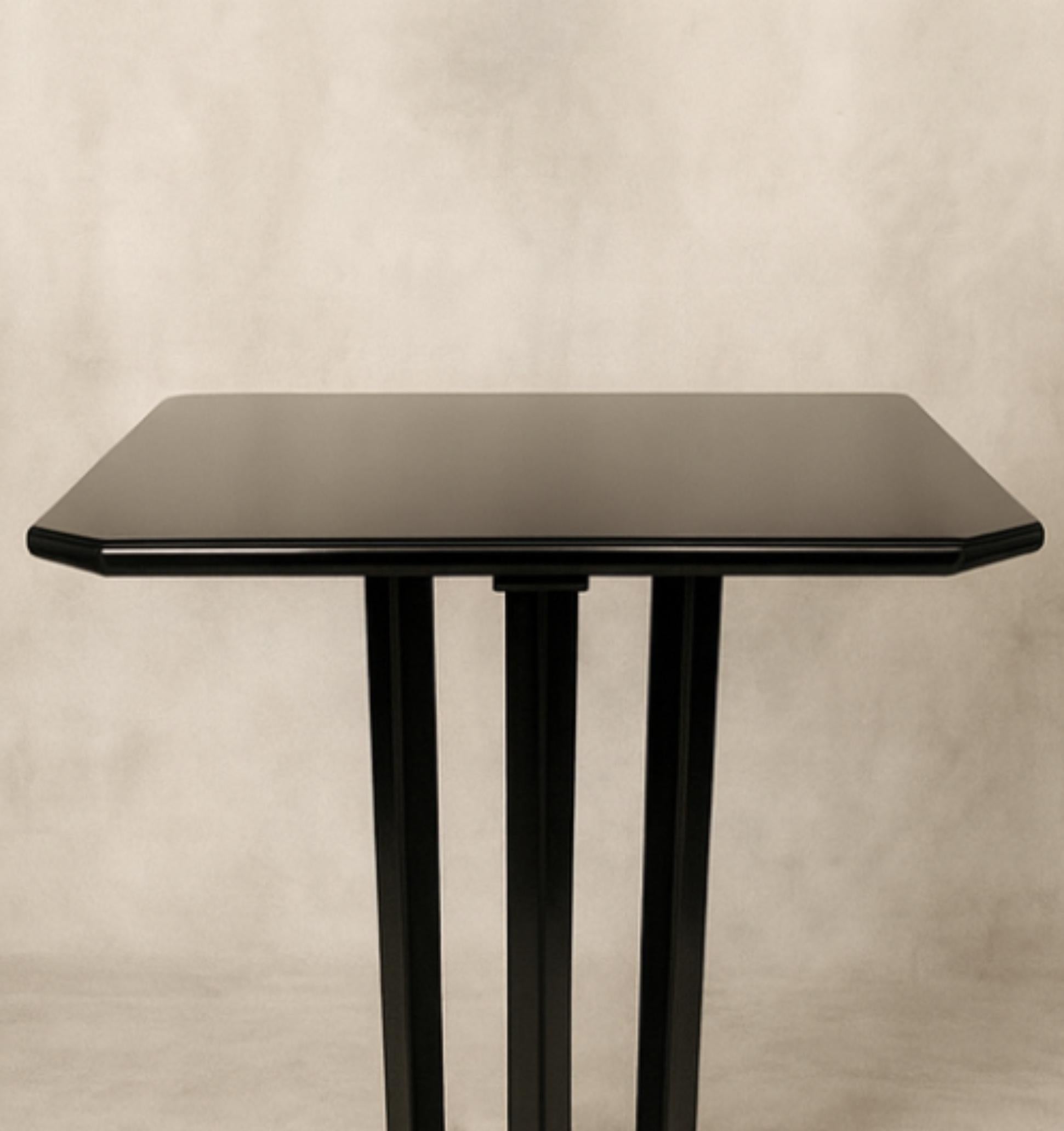 Ensemble de quatre tables de bistrot et de cocktail Art déco en noyer de couleur noire, fabriquées à partir de bois de noyer du 20e siècle, inspirées du style Art déco. Parfait pour un café, un thé ou un bistrot. Un design européen