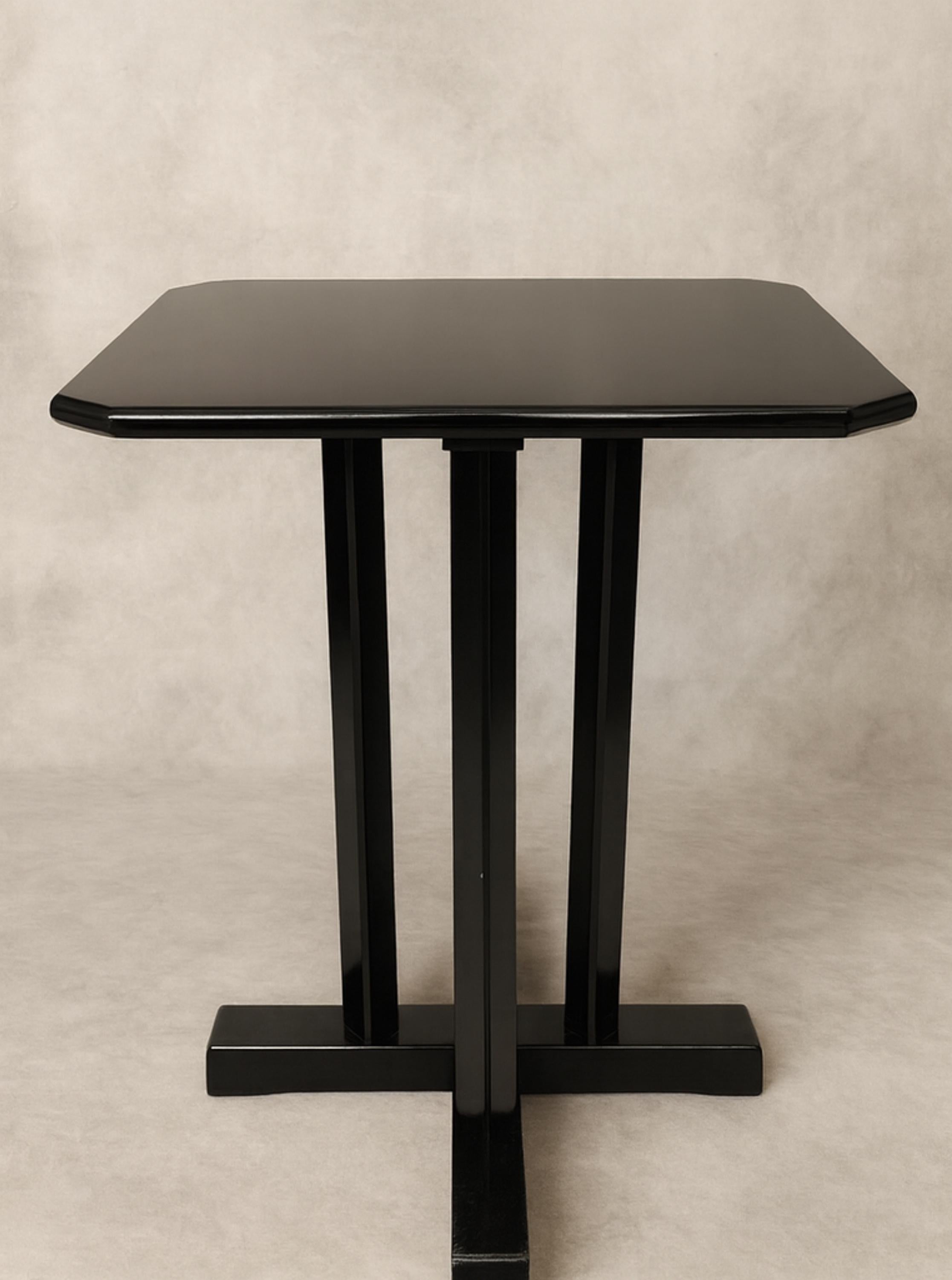 Noyer Ensemble de 4 tables basses de bistro Art déco en noyer laqué noir, 20e siècle en vente