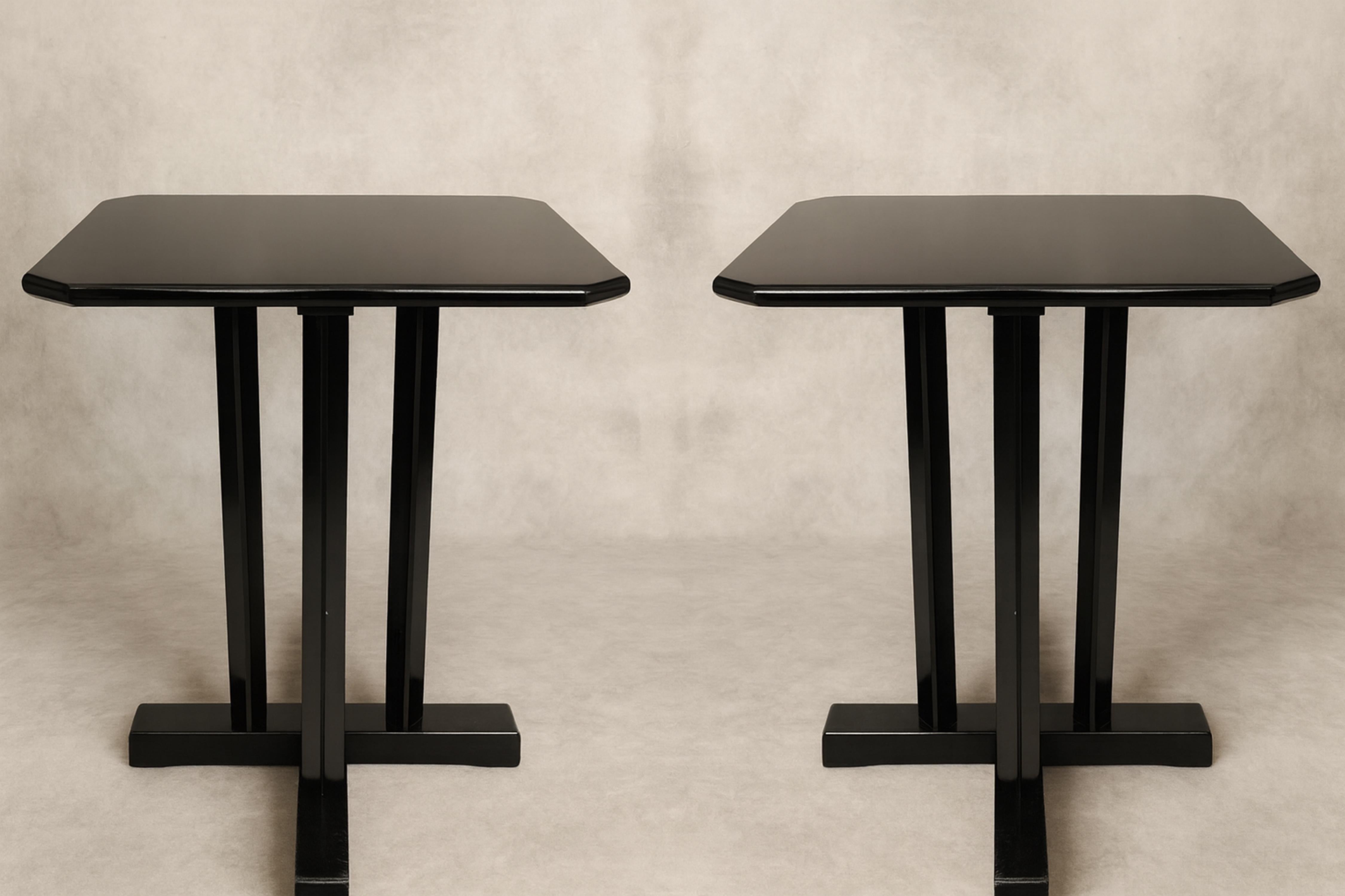 Ensemble de 4 tables basses de bistro Art déco en noyer laqué noir, 20e siècle en vente 3