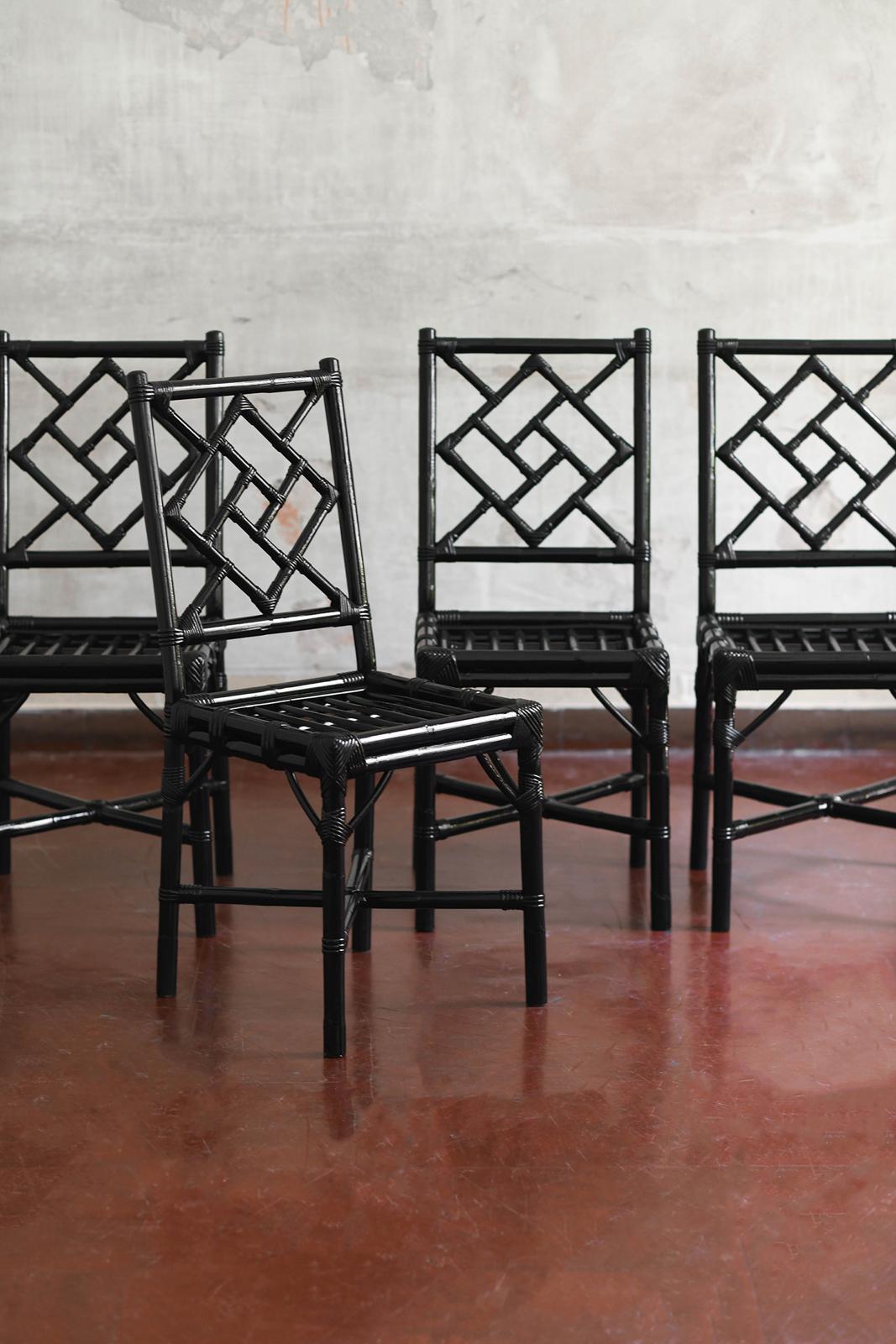 Set di 4 sedie in rattan laccato nero, Italia 1970
Dettagli del prodotto
Set di sedie in rattan laccato nero lucido con schienale geometrico, il set include cuscini in tessuto originale. 
Nello stile di John and Elinor McGuire
Dimensioni: 42 L x 95