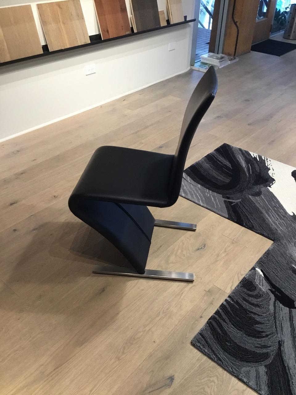 Ensemble de 4 chaises de salle à manger en porte-à-faux en cuir noir avec pieds chromés mats en vente 2
