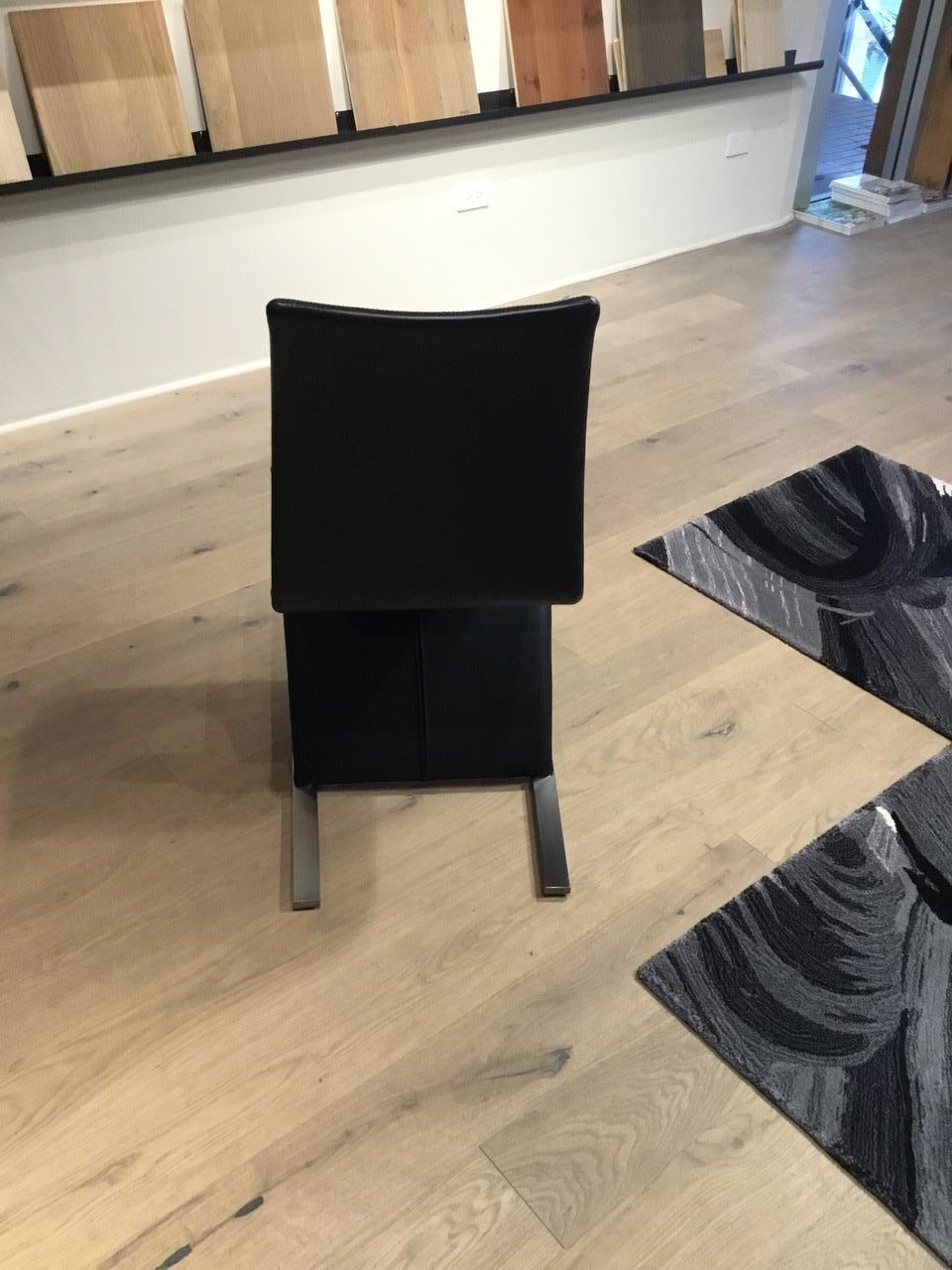 Ensemble de 4 chaises de salle à manger en porte-à-faux en cuir noir avec pieds chromés mats en vente 3