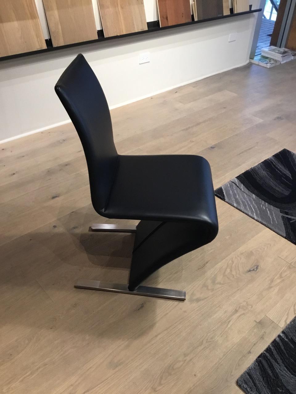 Ensemble de 4 chaises de salle à manger en porte-à-faux en cuir noir avec pieds chromés mats en vente 4