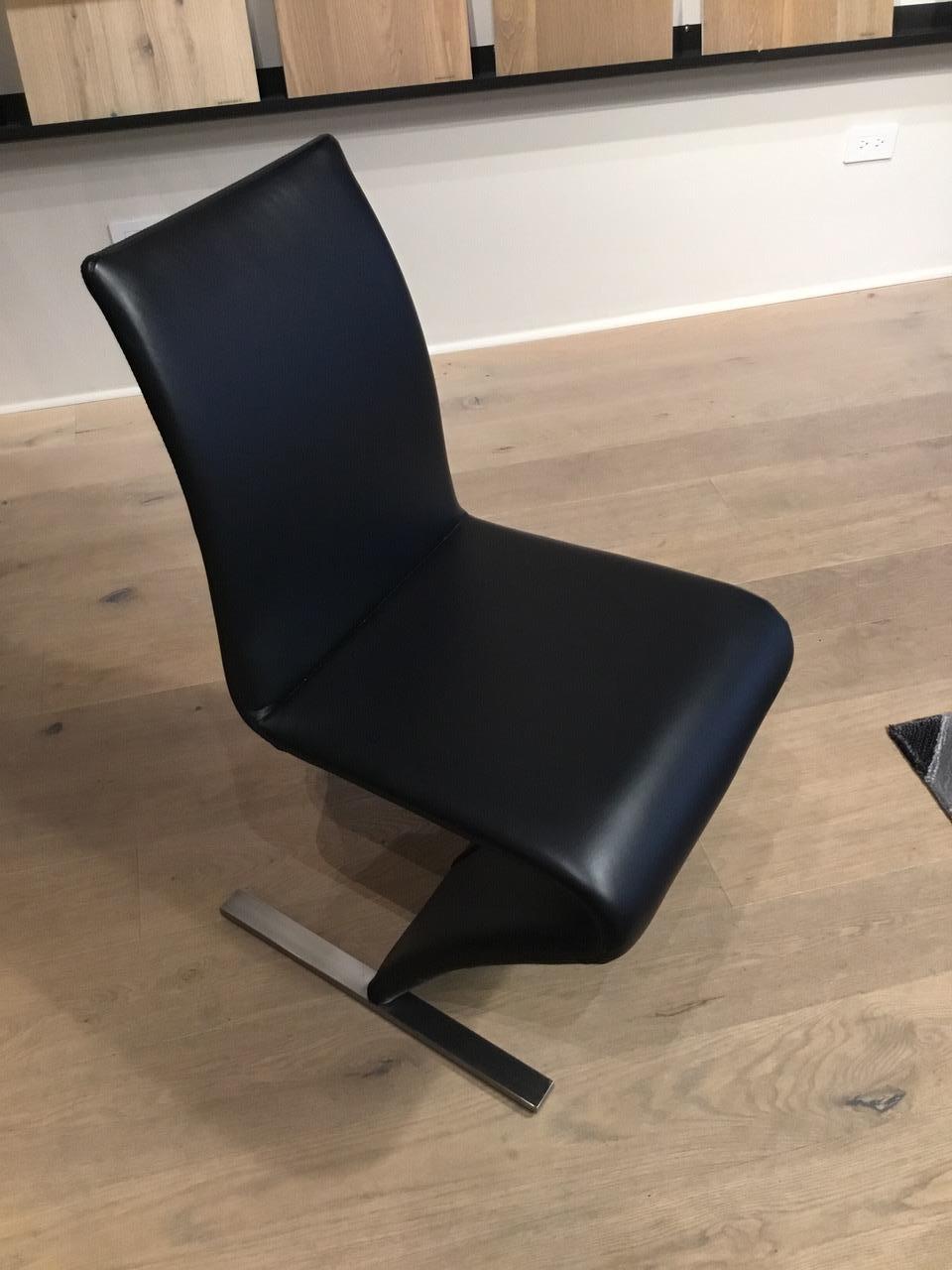 Ensemble de 4 chaises de salle à manger en porte-à-faux en cuir noir avec pieds chromés mats en vente 5