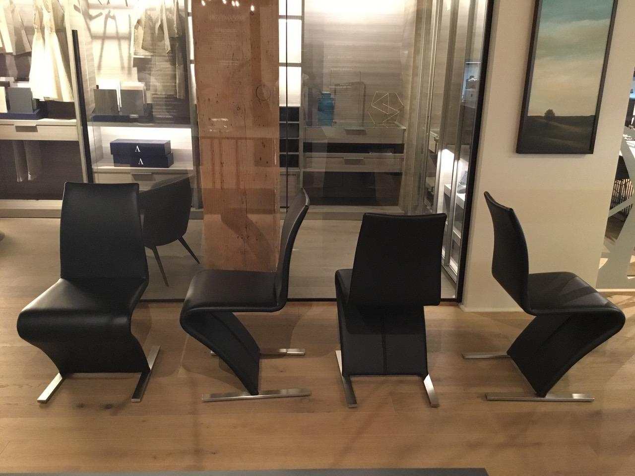 Ensemble de 4 chaises de salle à manger en porte-à-faux en cuir noir avec pieds chromés mats en vente 6