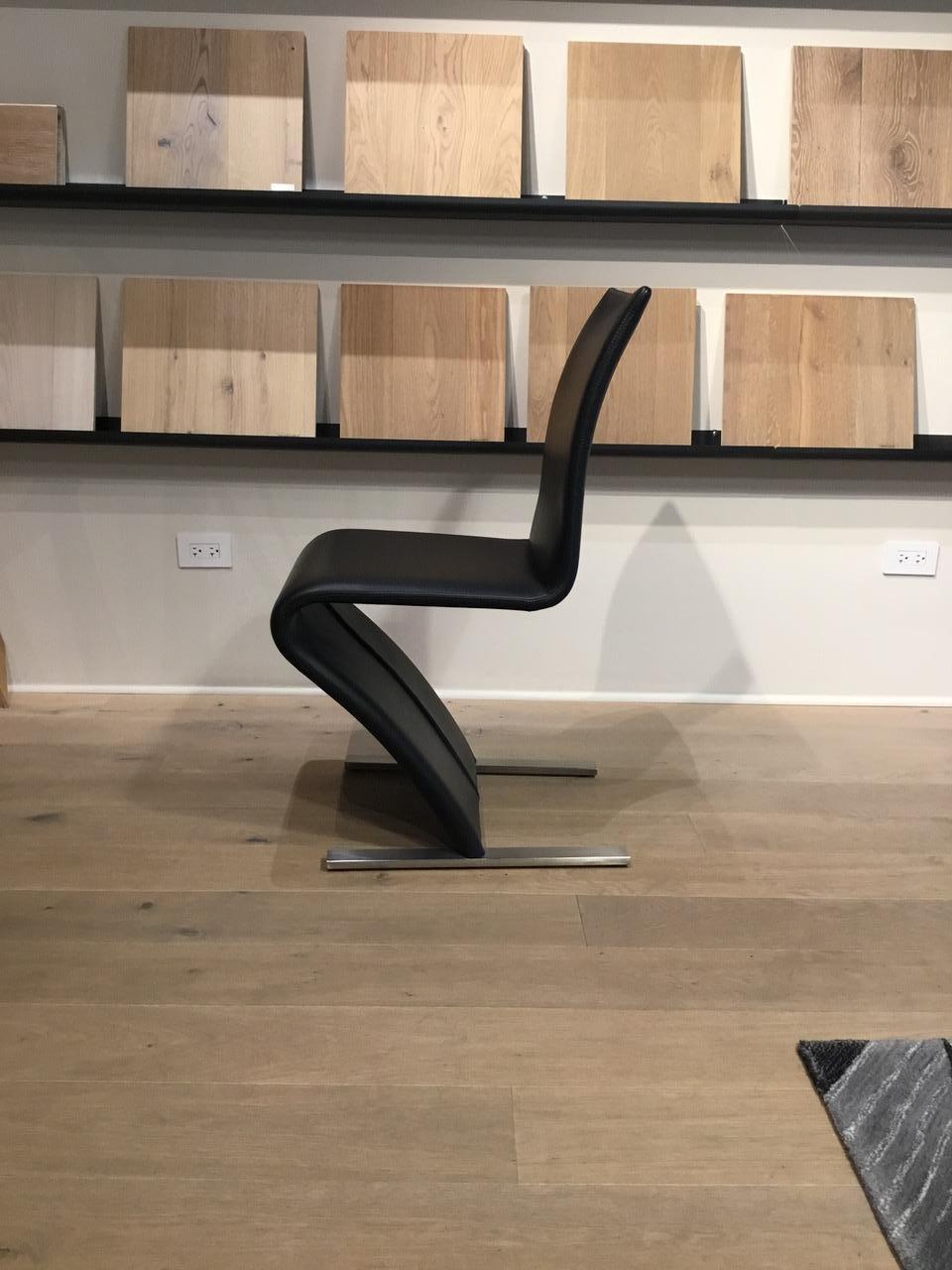 Brossé Ensemble de 4 chaises de salle à manger en porte-à-faux en cuir noir avec pieds chromés mats en vente