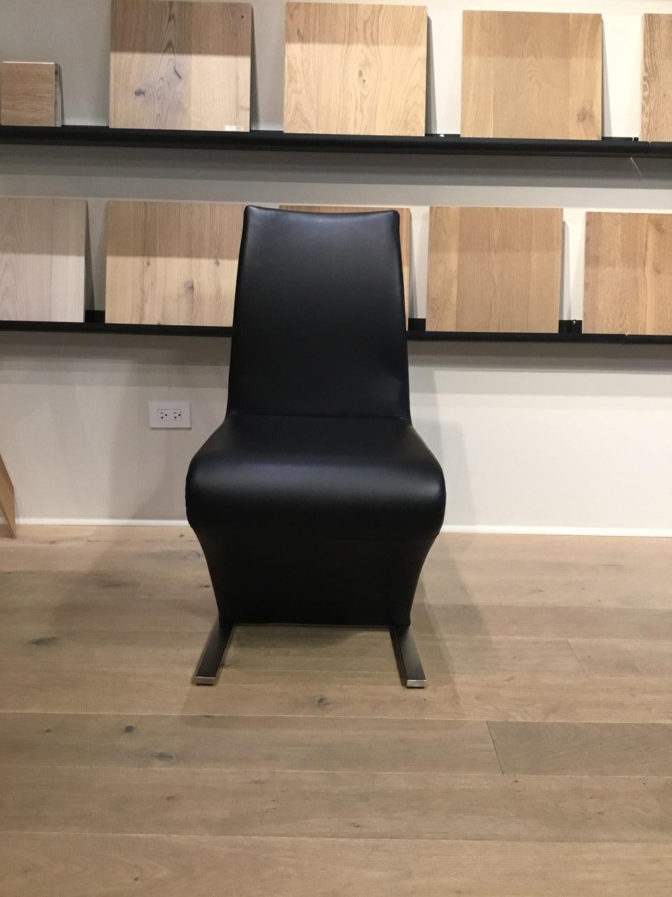 Set of 4 Black Leather Cantilevered Dining Chairs with Matt Chrome Feet In Good Condition For Sale In Chicago, IL