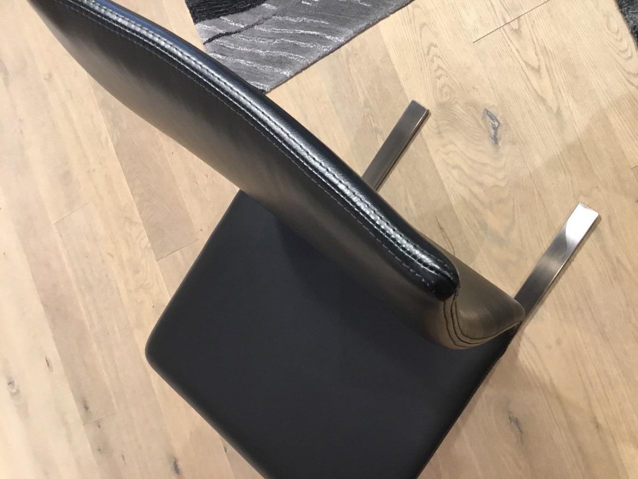 Set di 4 sedie da pranzo a sbalzo in pelle nera con piedini cromati opachi in vendita 1