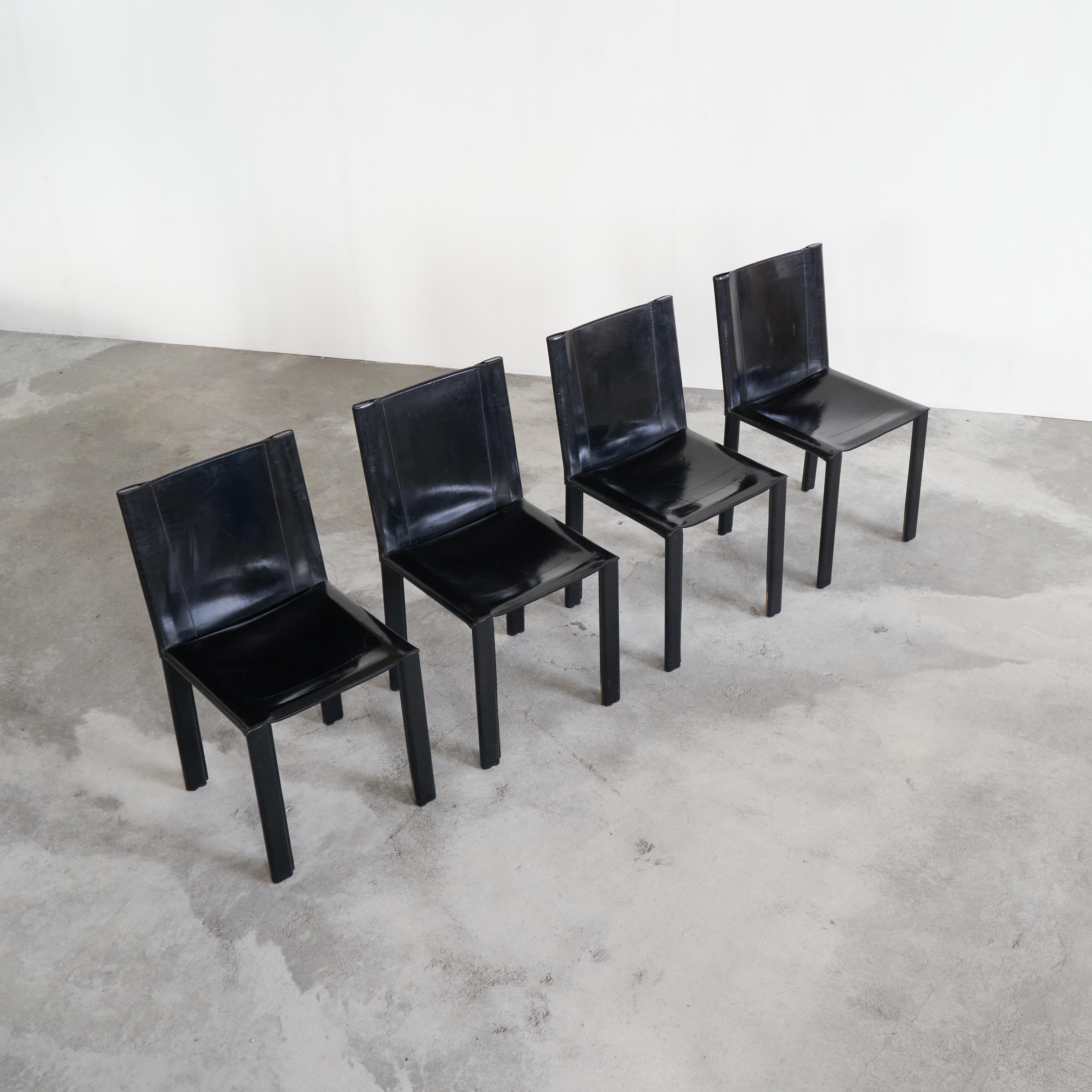 Mid-Century Modern Ensemble de 4 chaises en cuir noir par Matteo Grassi, Italie, années 1990 en vente