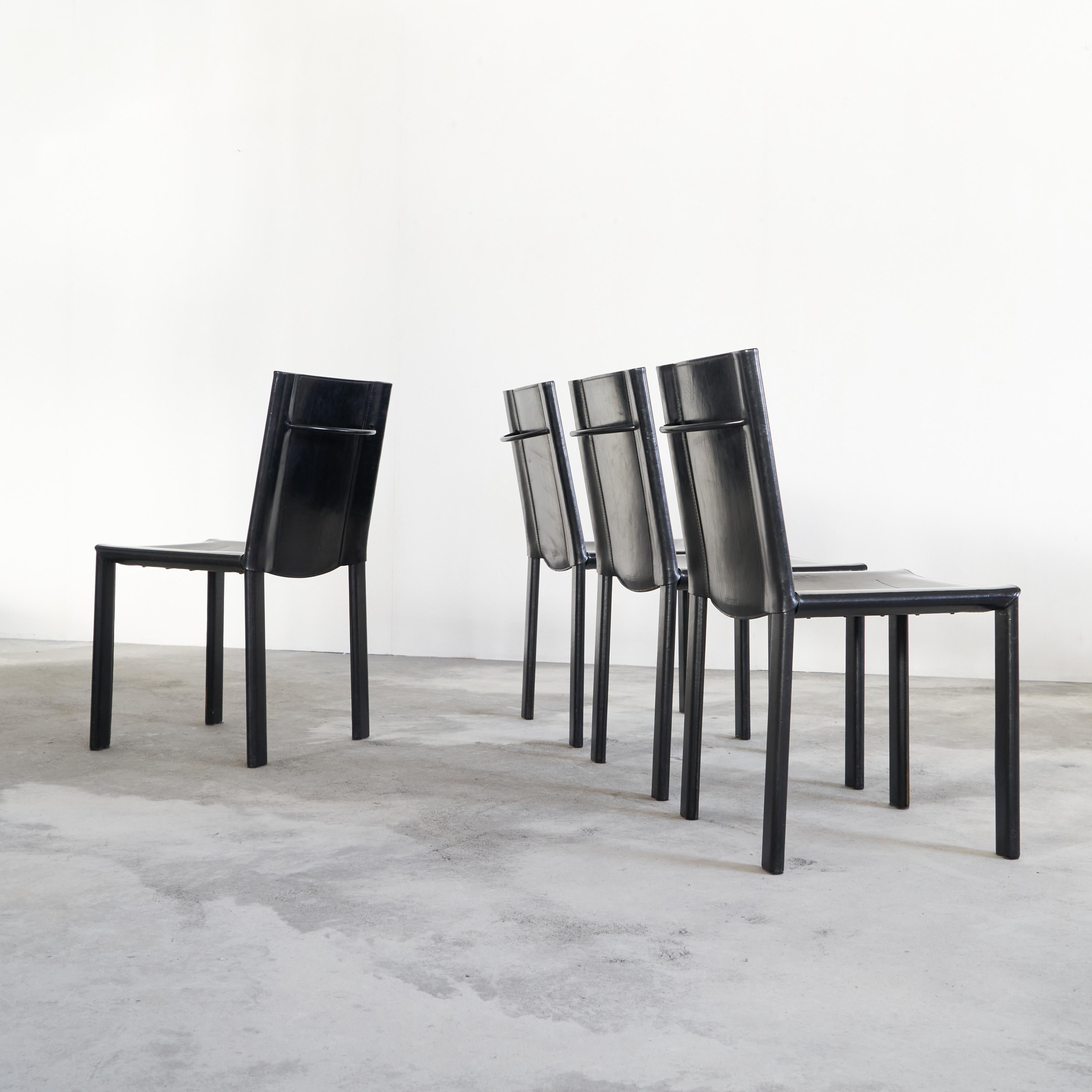 italien Ensemble de 4 chaises en cuir noir par Matteo Grassi, Italie, années 1990 en vente