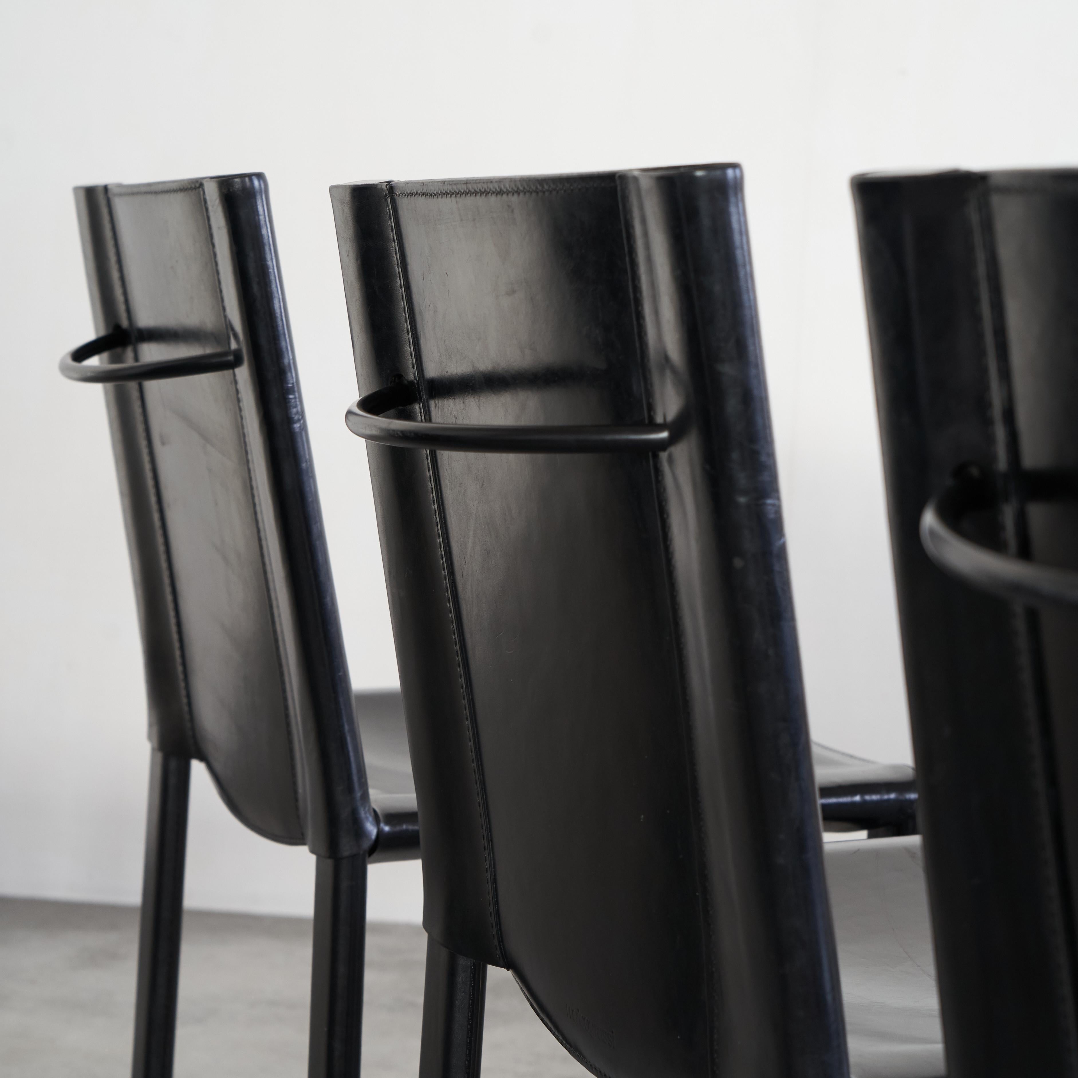 Ensemble de 4 chaises en cuir noir par Matteo Grassi, Italie, années 1990 Bon état - En vente à Tilburg, NL