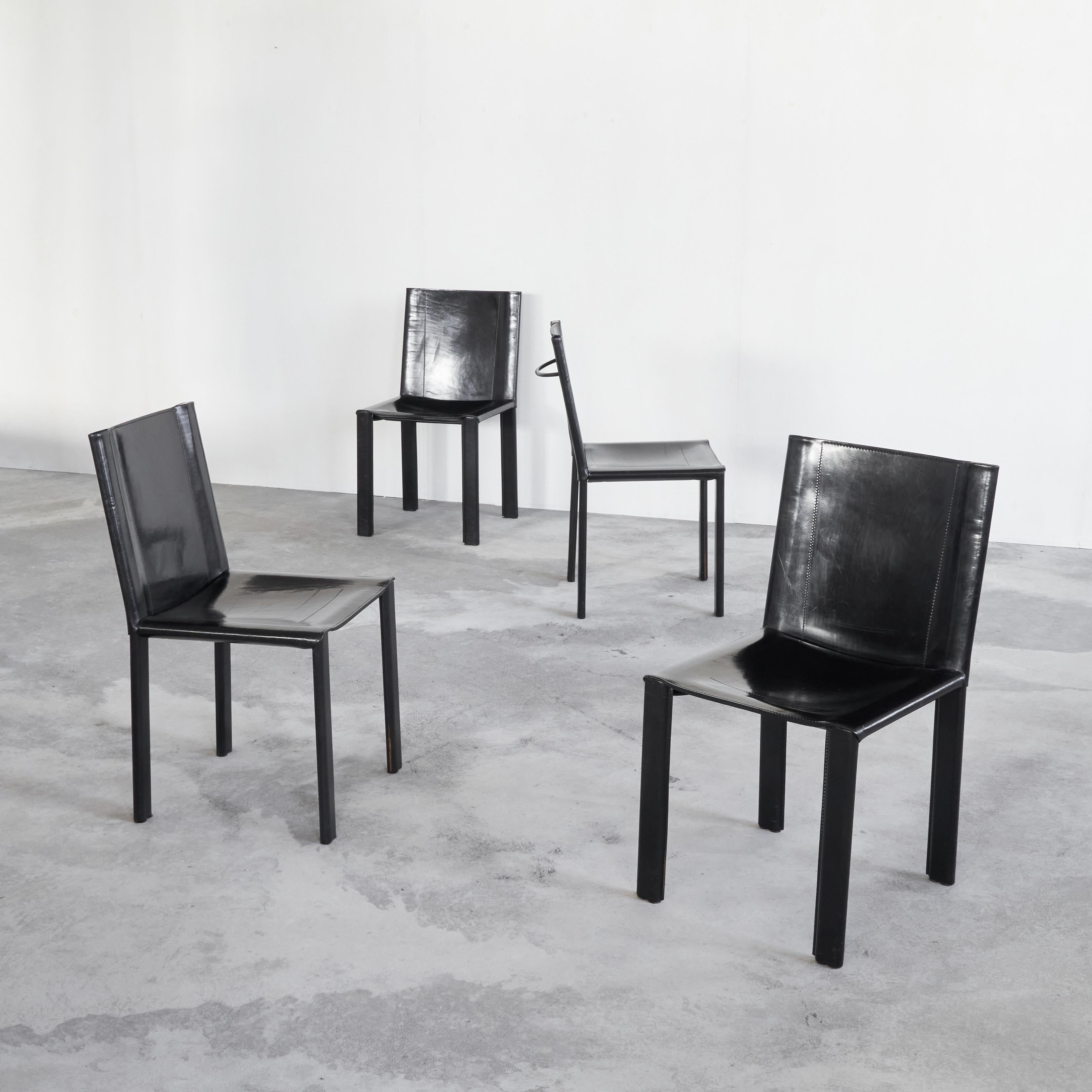 20ième siècle Ensemble de 4 chaises en cuir noir par Matteo Grassi, Italie, années 1990 en vente