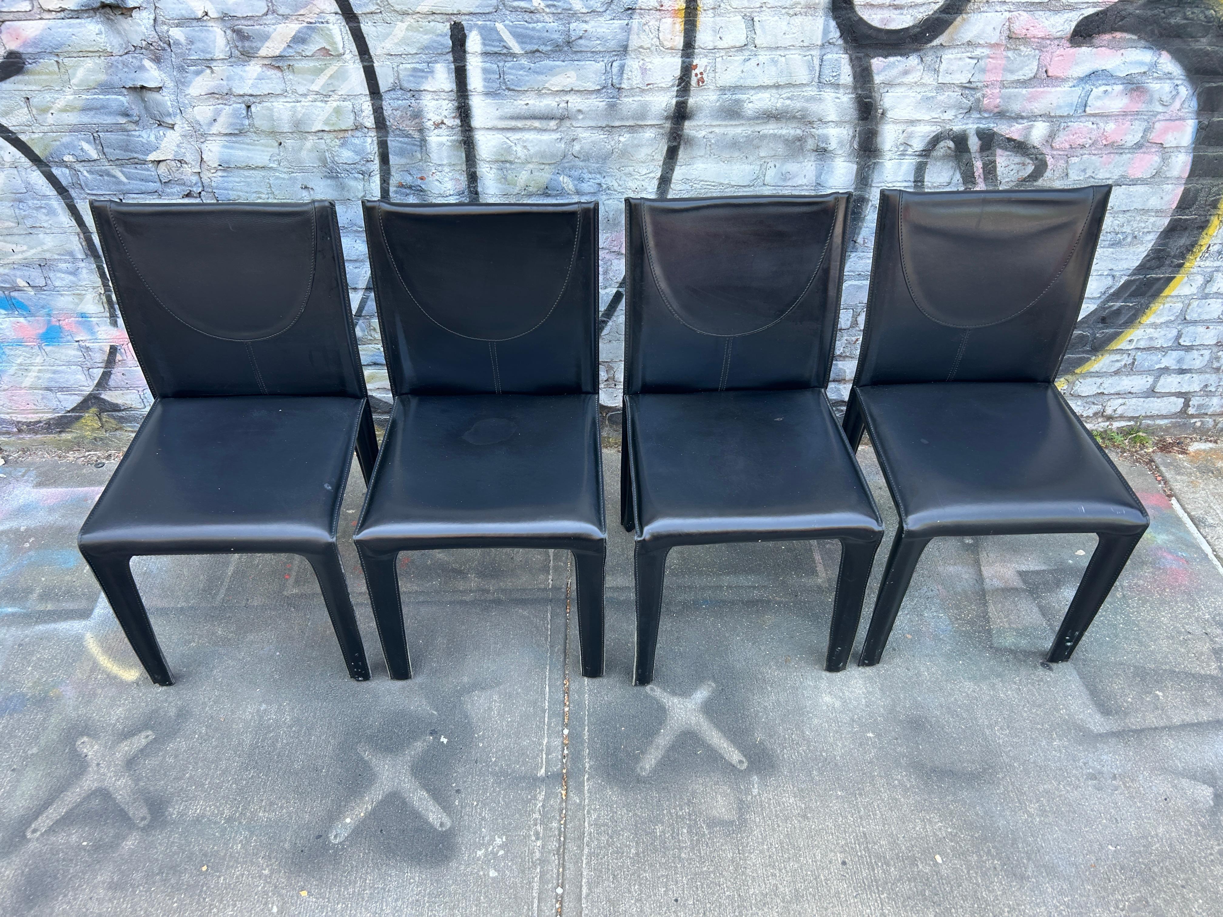Set di 4 sedie da pranzo rivestite in morbida pelle nera in buone condizioni vintage. Etichettato Arper - Made in Italy. Situato a Brooklyn NYC


Dimensioni:  19
