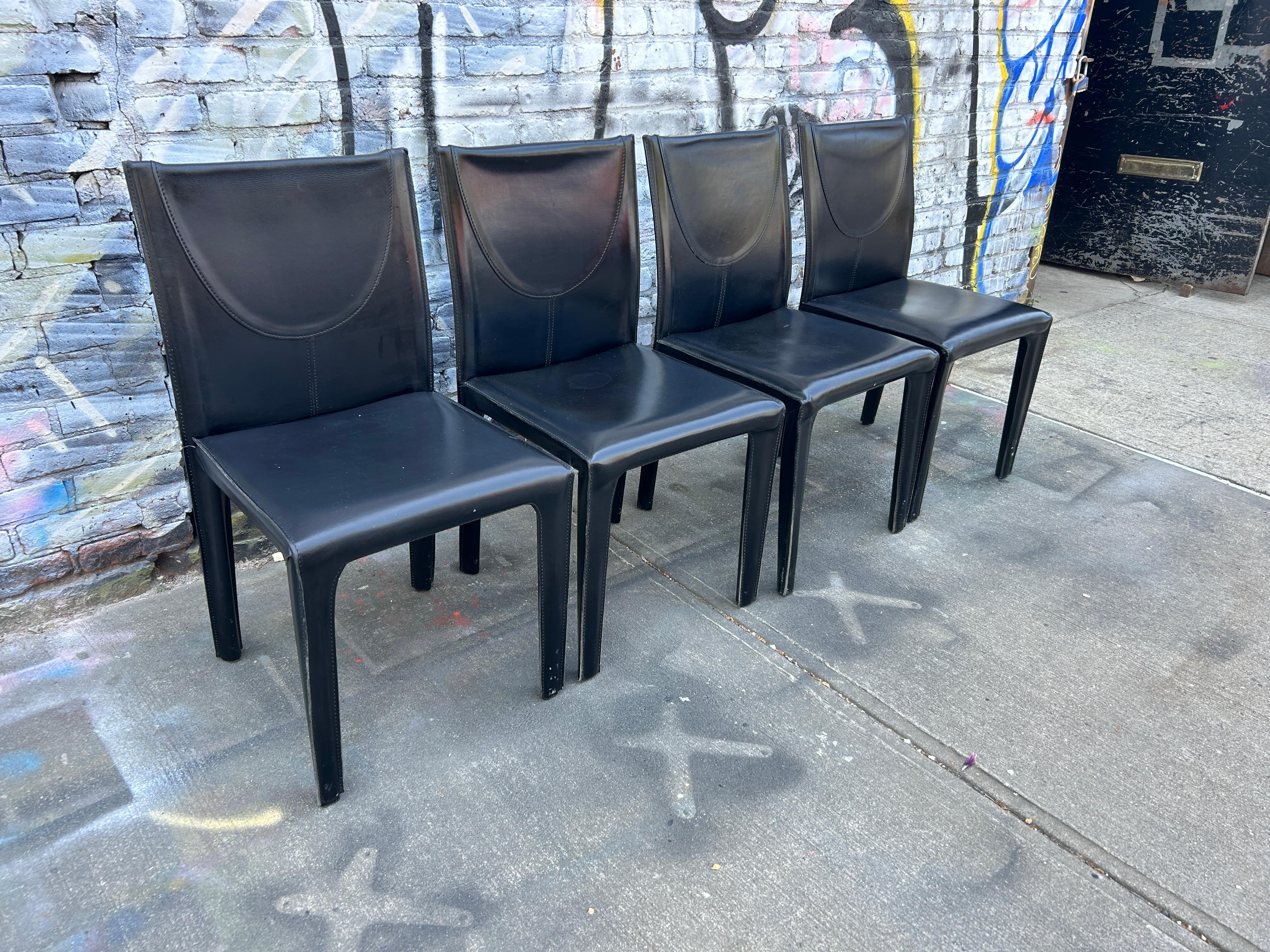 Mid-Century moderno Set di 4 sedie da pranzo rivestite in pelle nera di Arper Made in Italy in vendita