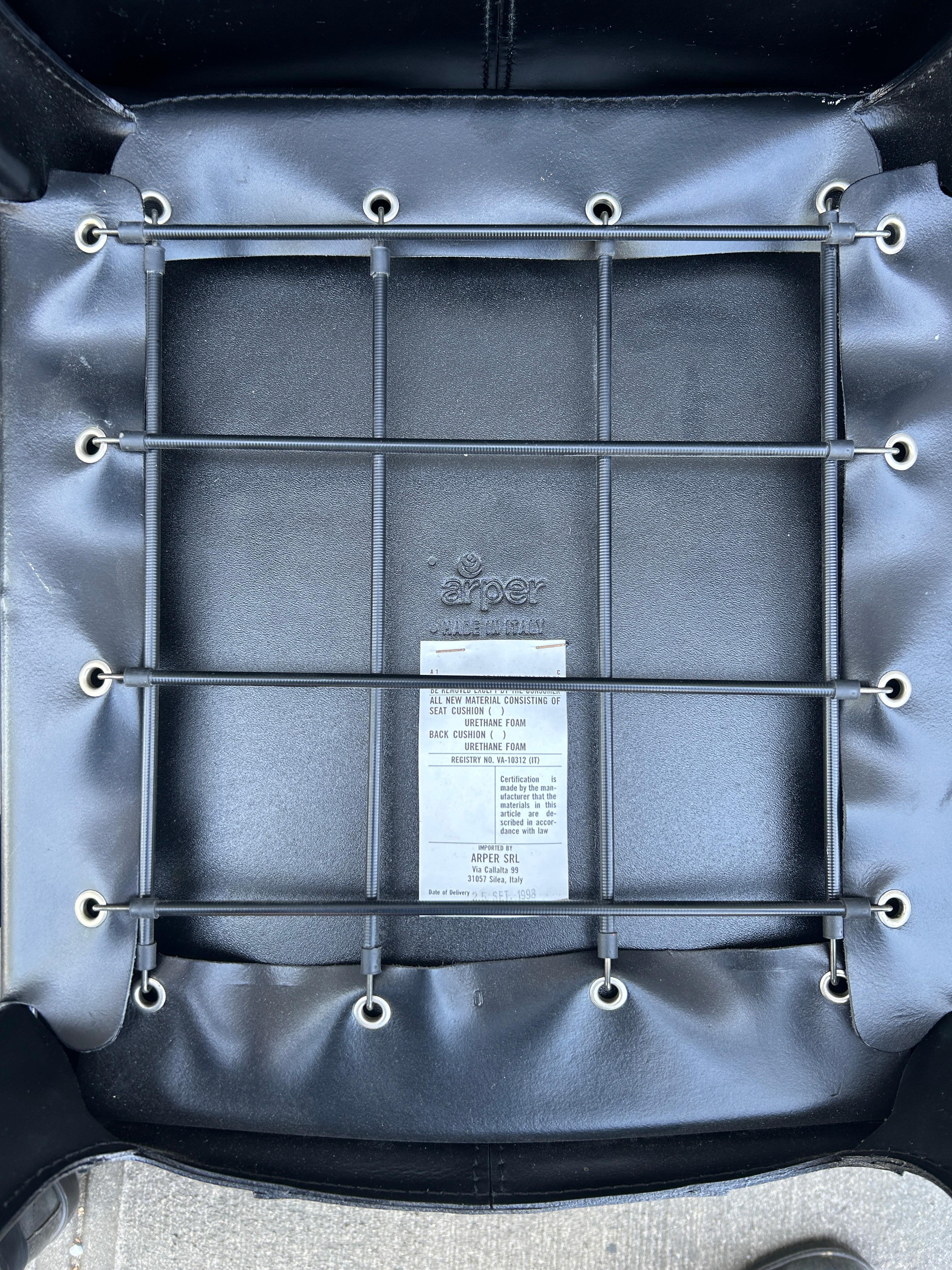 Set di 4 sedie da pranzo rivestite in pelle nera di Arper Made in Italy in vendita 1