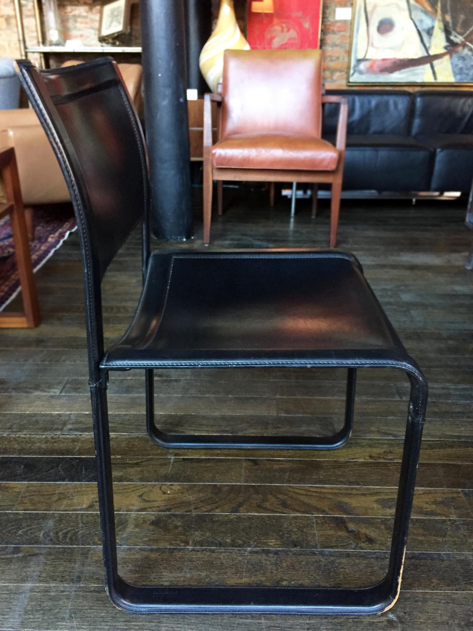 4 Stühle aus schwarzem Leder 