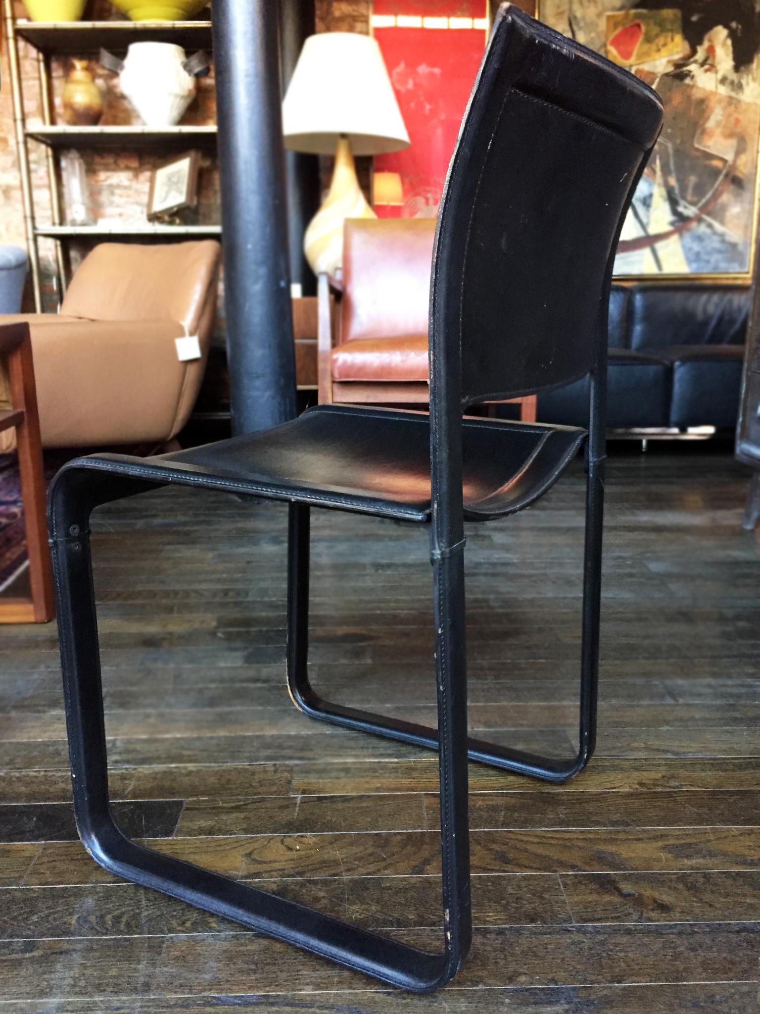 4 Stühle aus schwarzem Leder 