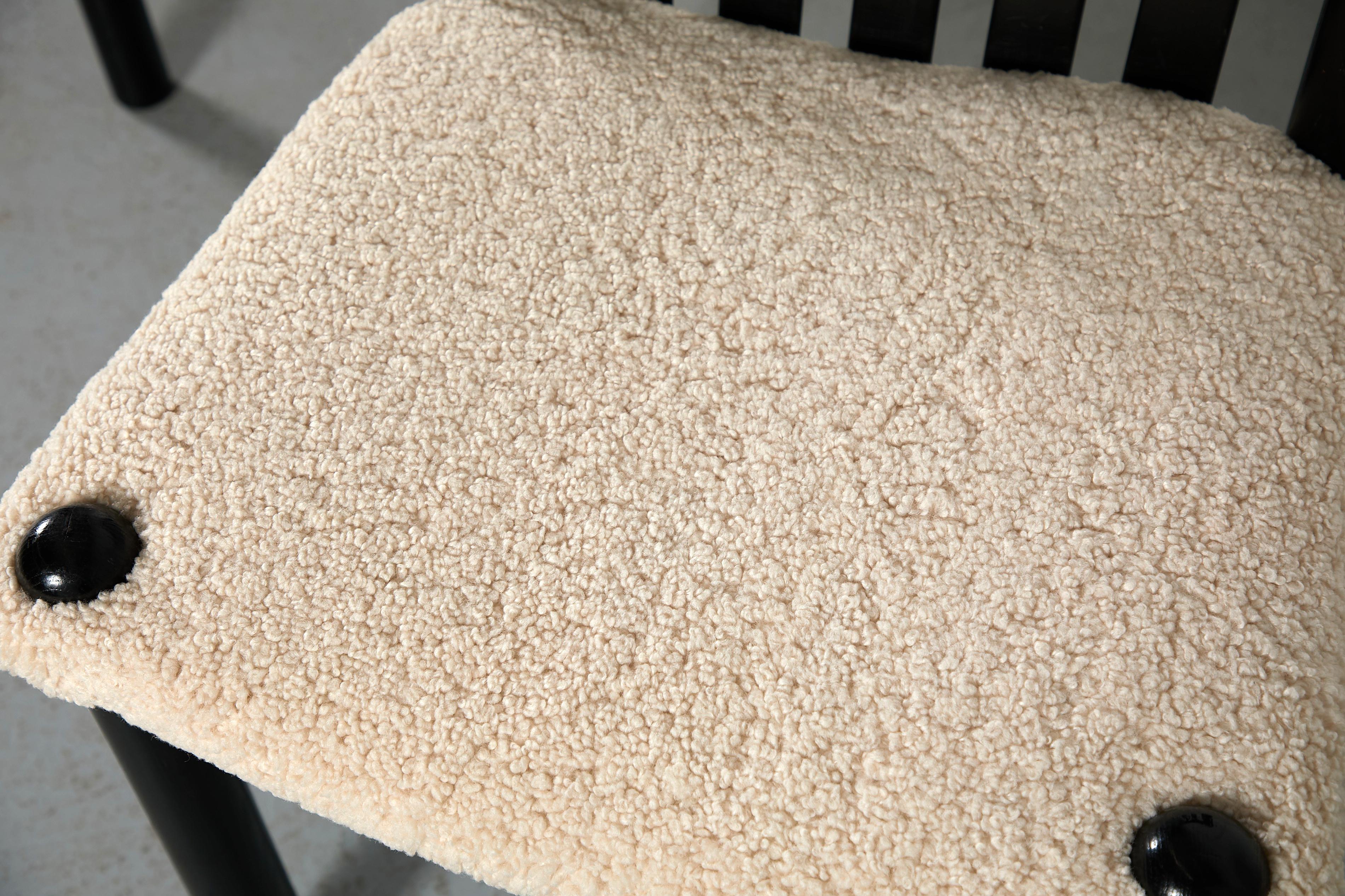 Set di 4 sedie da pranzo moderne nere ispirate a Sottsass con sedute in sherpa in vendita 3