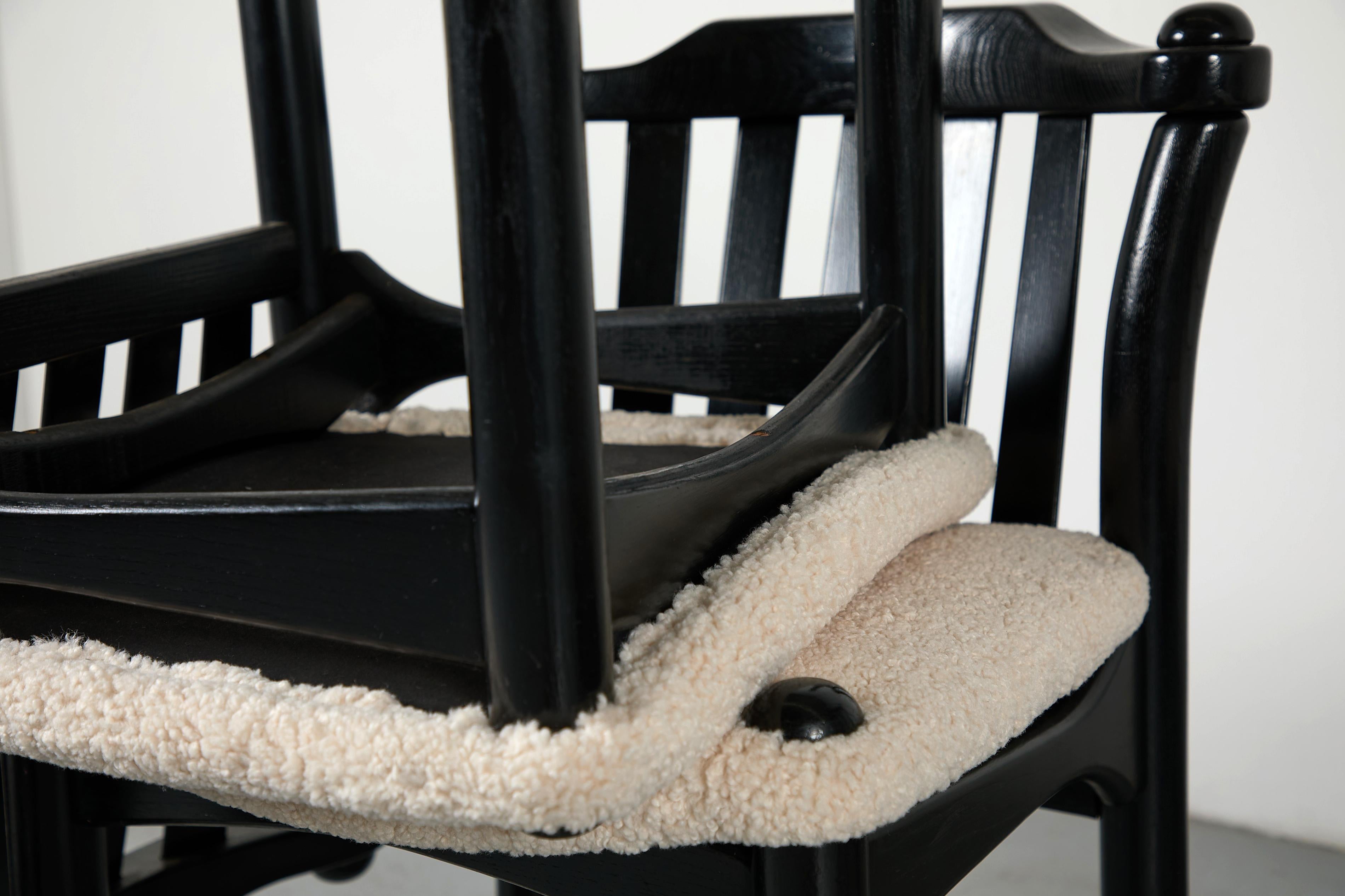 Set di 4 sedie da pranzo moderne nere ispirate a Sottsass con sedute in sherpa in vendita 4