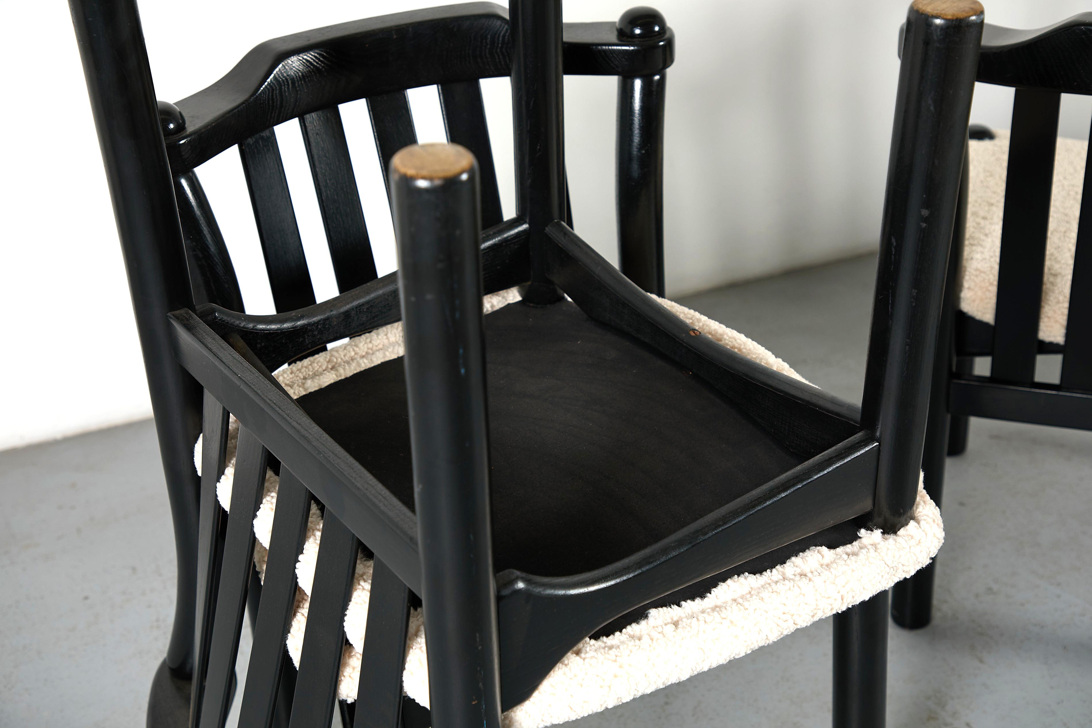 Set di 4 sedie da pranzo moderne nere ispirate a Sottsass con sedute in sherpa in vendita 5