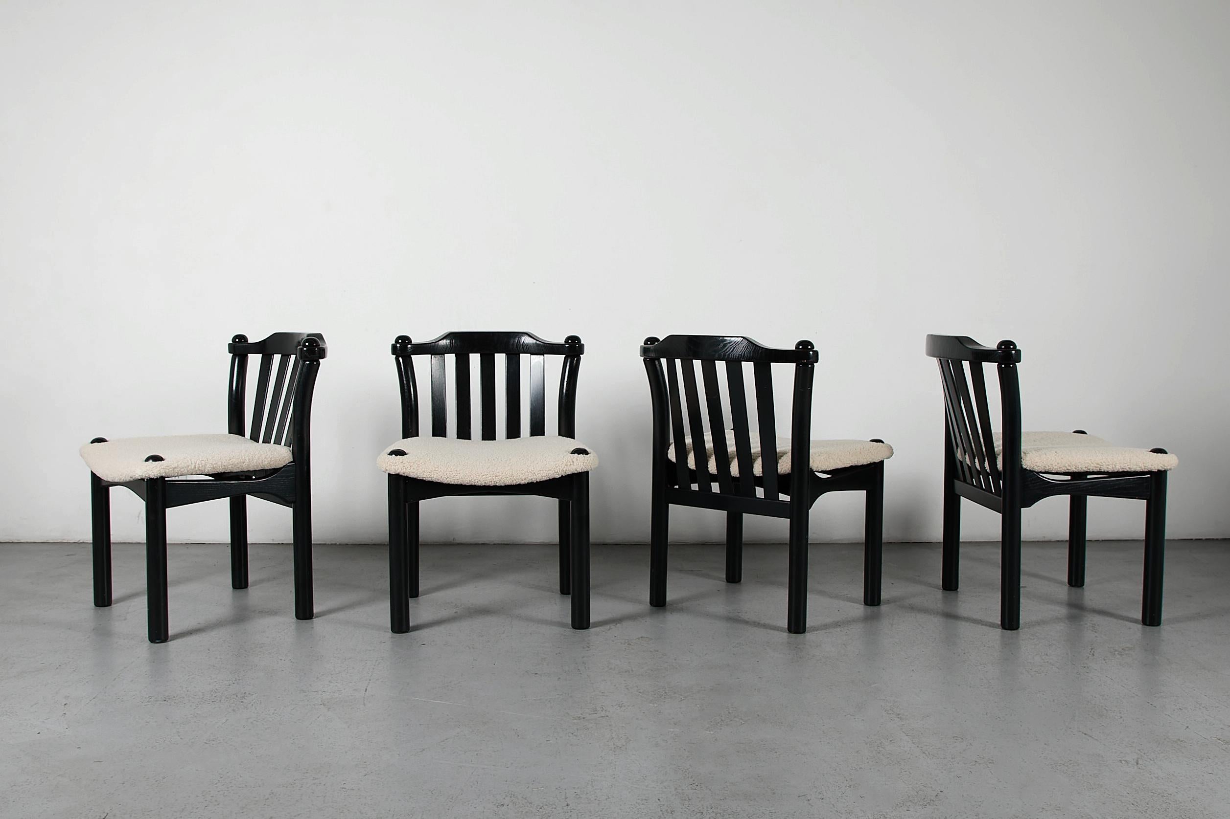 Set di 4 sedie da pranzo moderne nere ispirate a Sottsass con sedute in sherpa in vendita 6