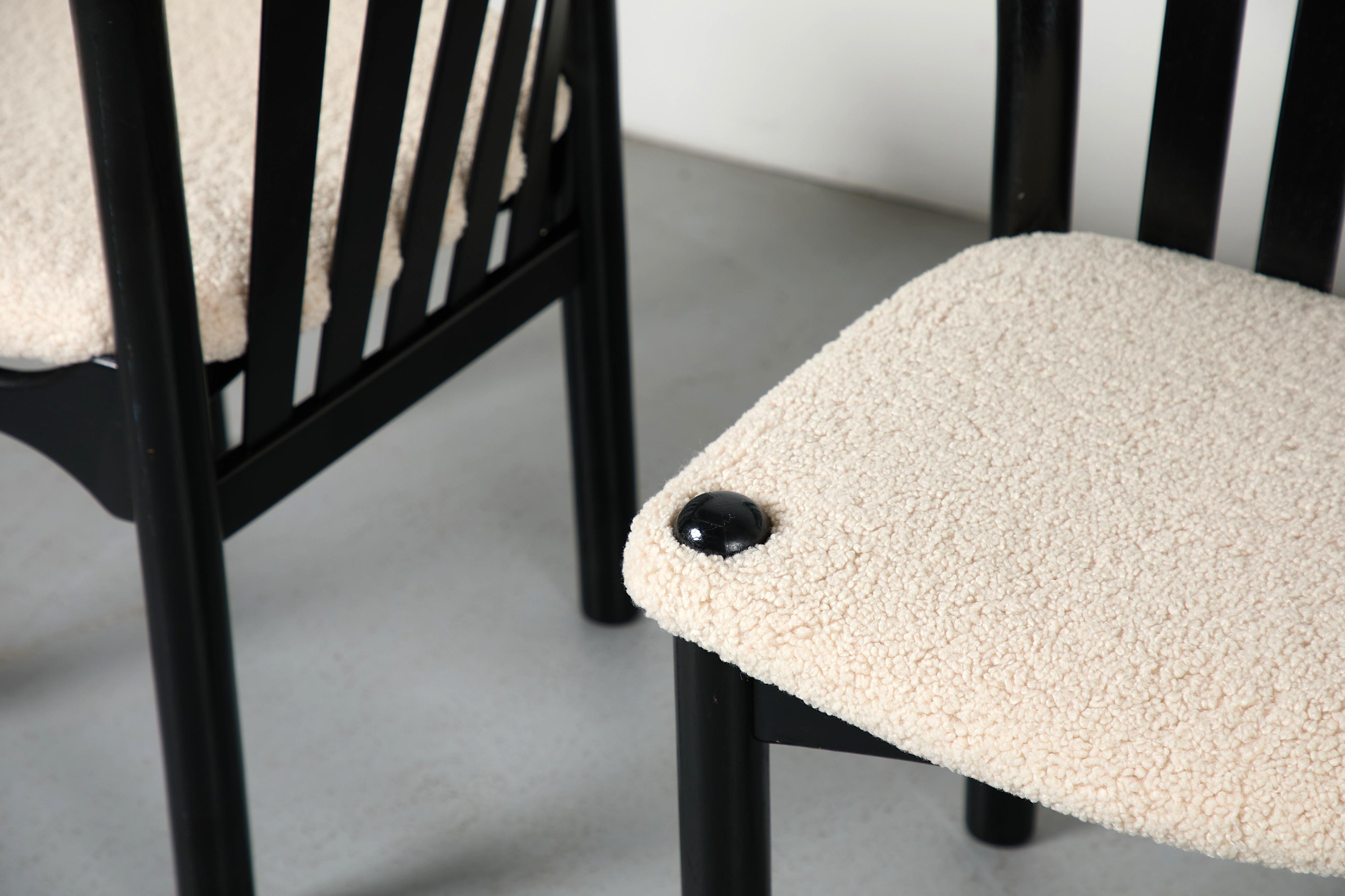 Belga Set di 4 sedie da pranzo moderne nere ispirate a Sottsass con sedute in sherpa in vendita