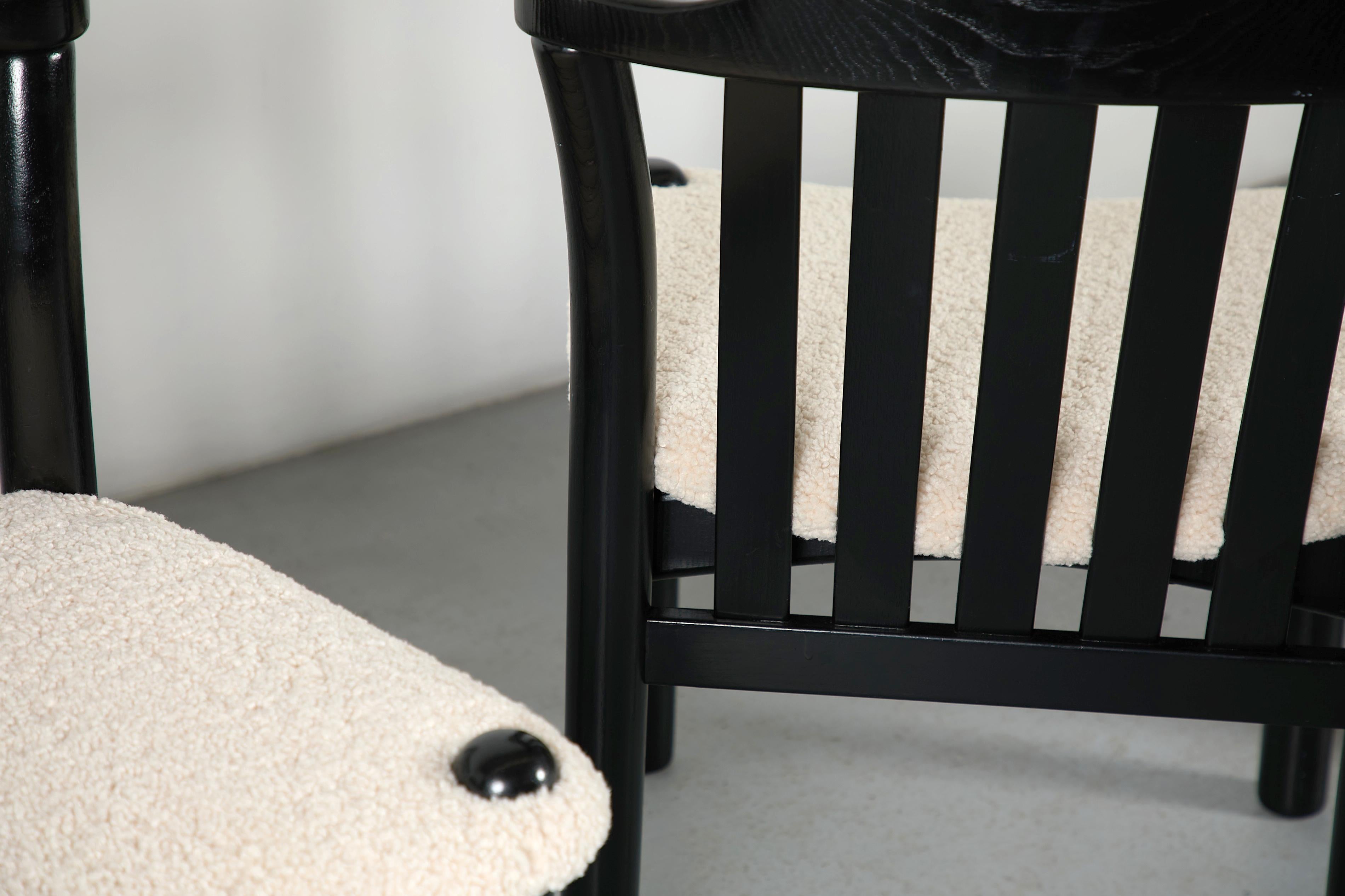 Set di 4 sedie da pranzo moderne nere ispirate a Sottsass con sedute in sherpa In condizioni buone in vendita a Los Angeles, CA