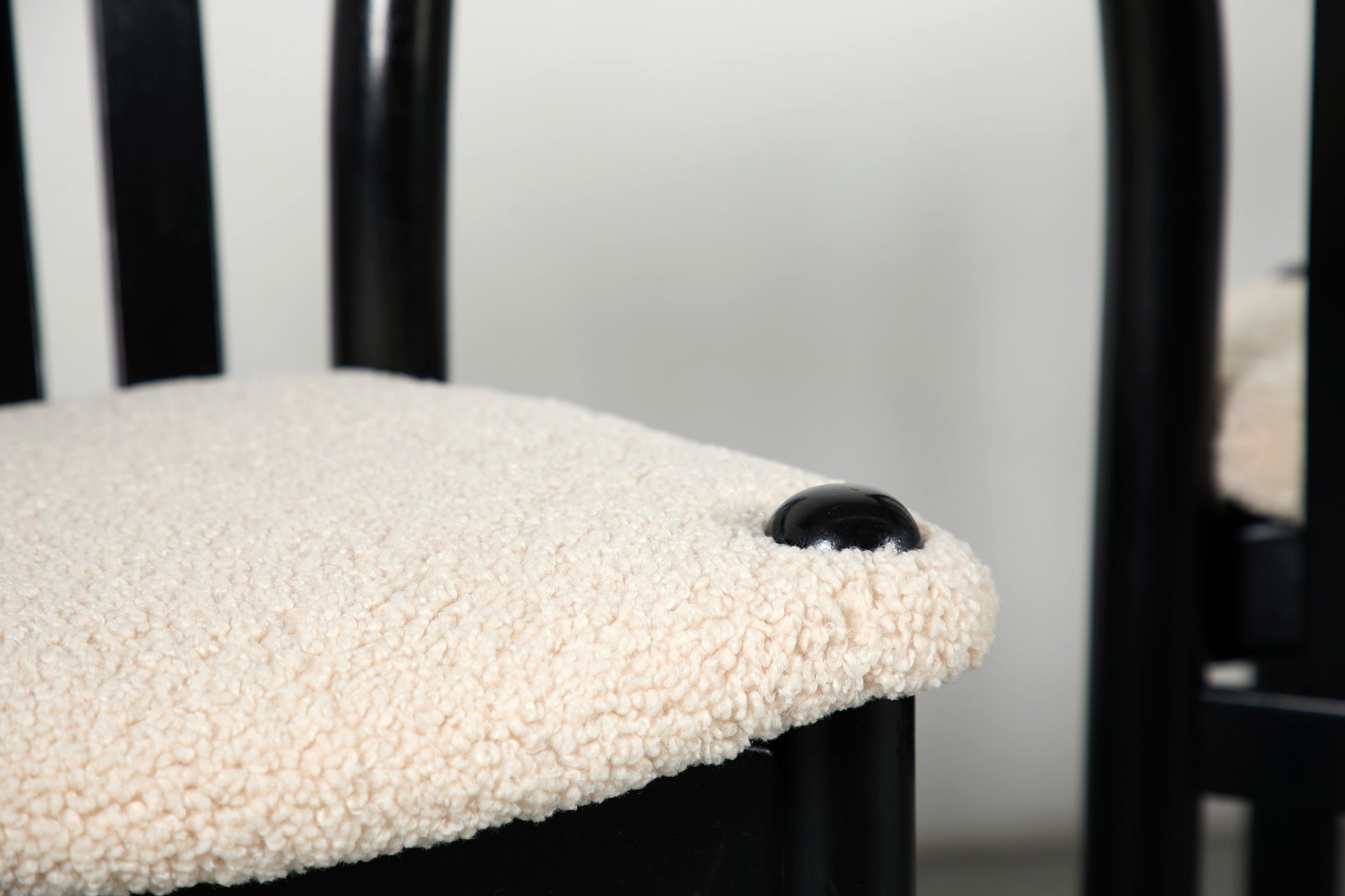 Metà XX secolo Set di 4 sedie da pranzo moderne nere ispirate a Sottsass con sedute in sherpa in vendita