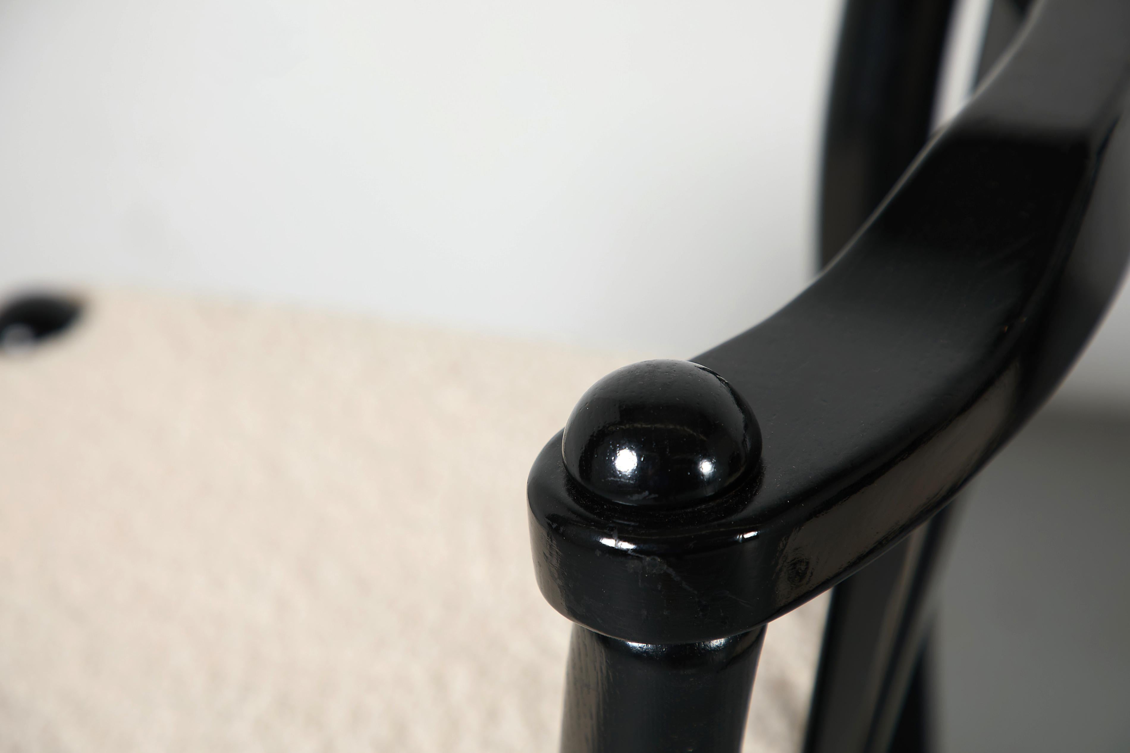 Tessuto Set di 4 sedie da pranzo moderne nere ispirate a Sottsass con sedute in sherpa in vendita