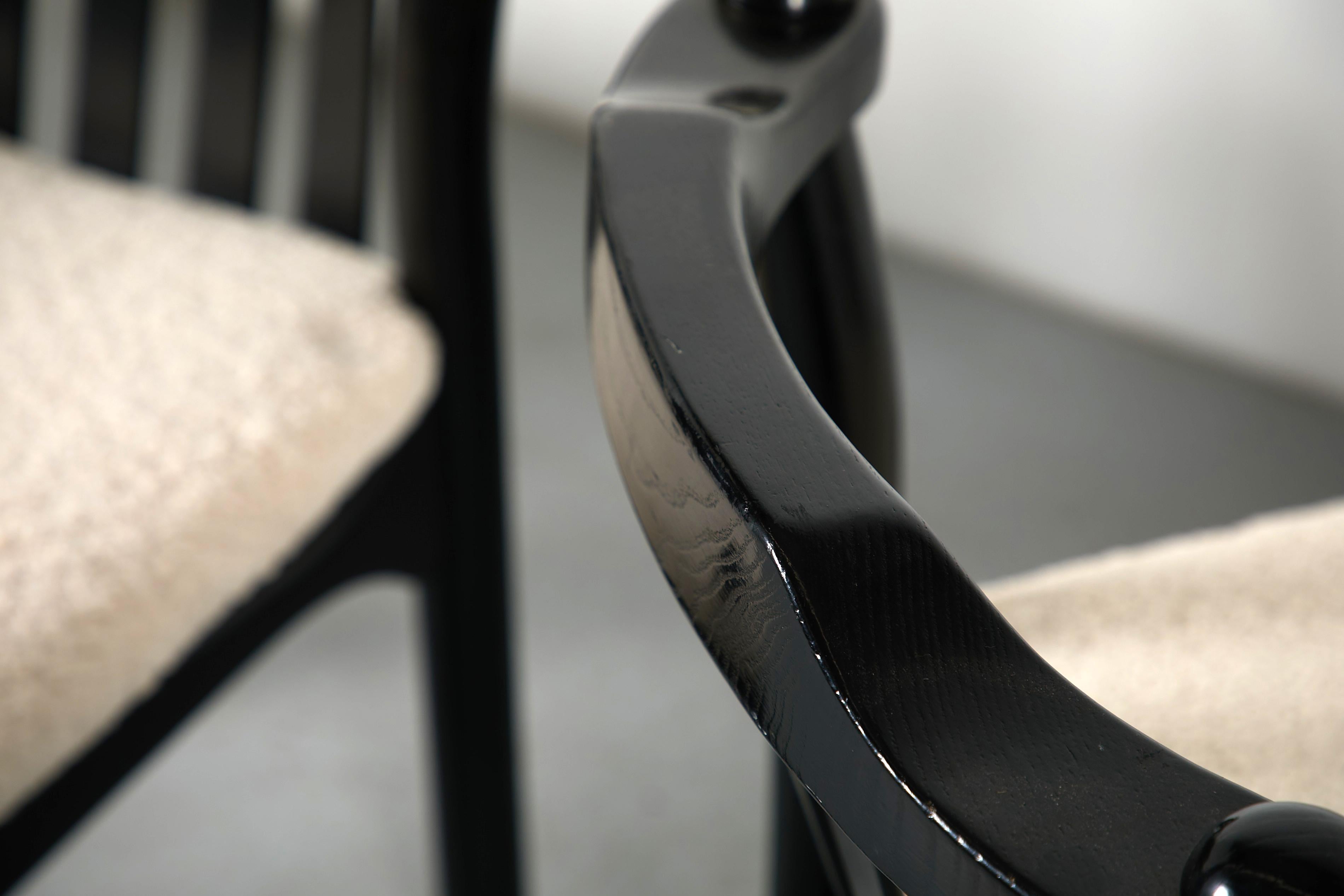 Set di 4 sedie da pranzo moderne nere ispirate a Sottsass con sedute in sherpa in vendita 1