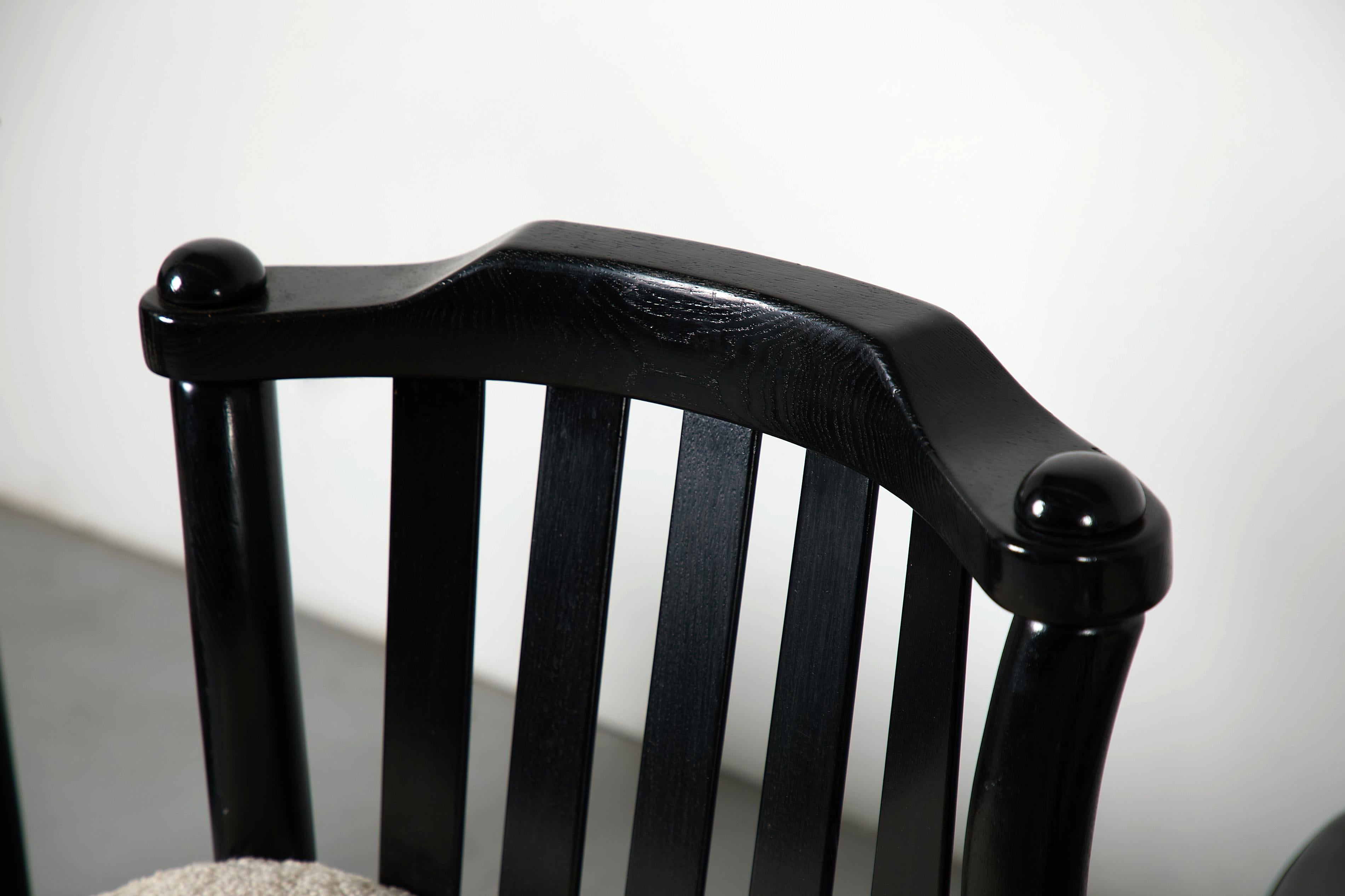 Set di 4 sedie da pranzo moderne nere ispirate a Sottsass con sedute in sherpa in vendita 2