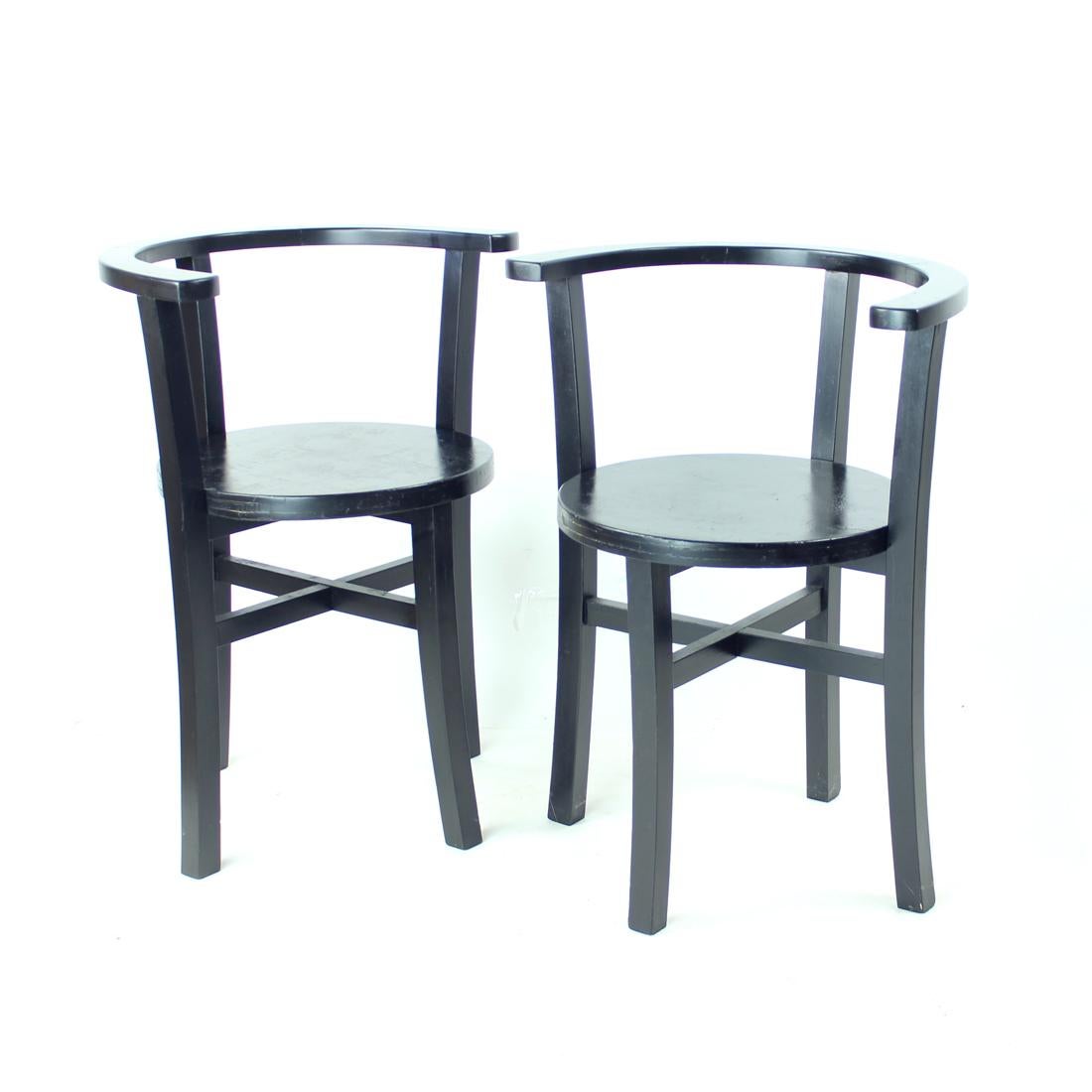 Magnifique ensemble de chaises de salle à manger produites en Tchécoslovaquie dans les années 1930, pendant l'entre-deux-guerres. Les chaises ont été entièrement restaurées. Fabriqué à l'origine en bois de chêne avec un beau design. Chaque chaise a
