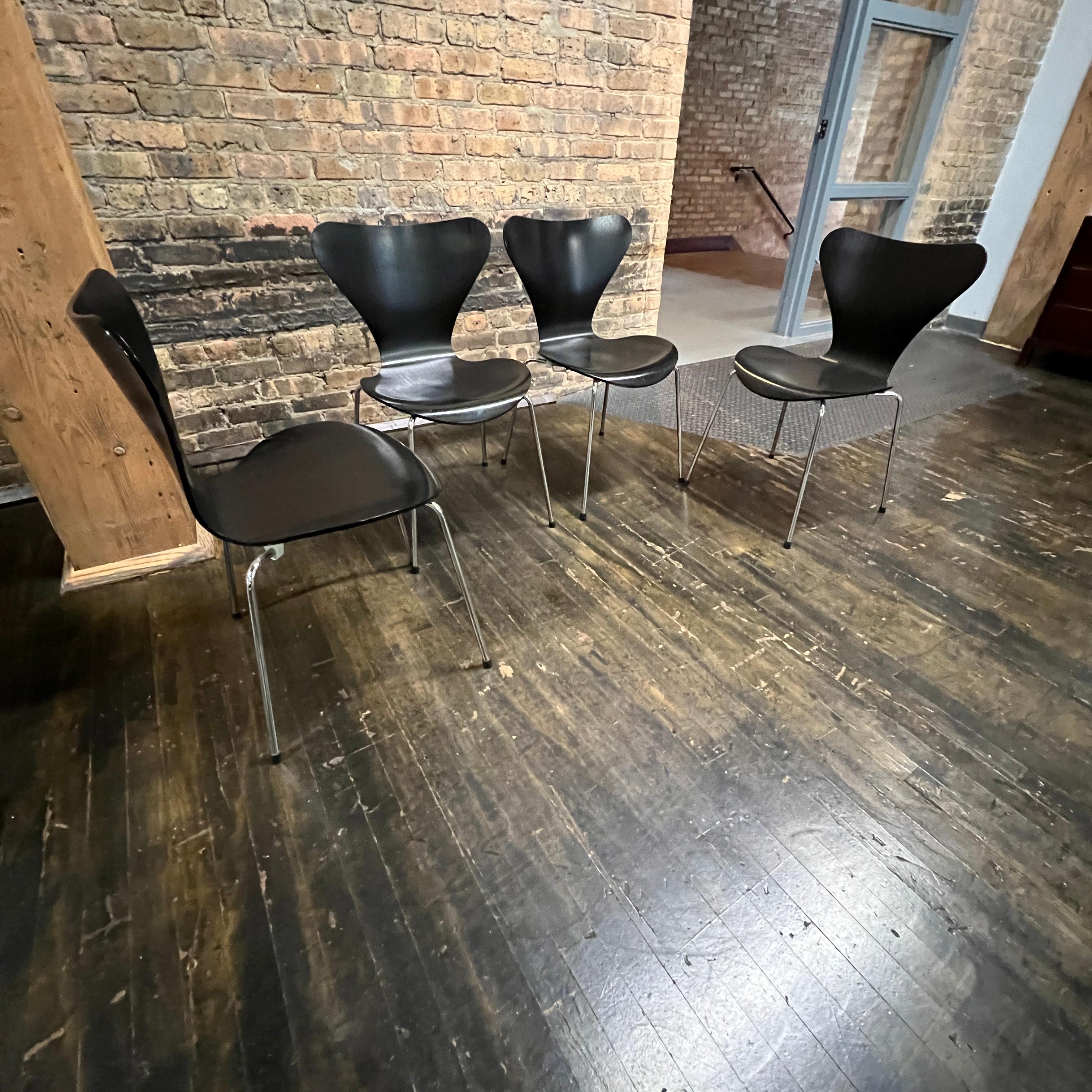 Mid-Century Modern Ensemble de 4 chaises noires Series 7 d'Arne Jacobsen pour Fritz Hansen en vente