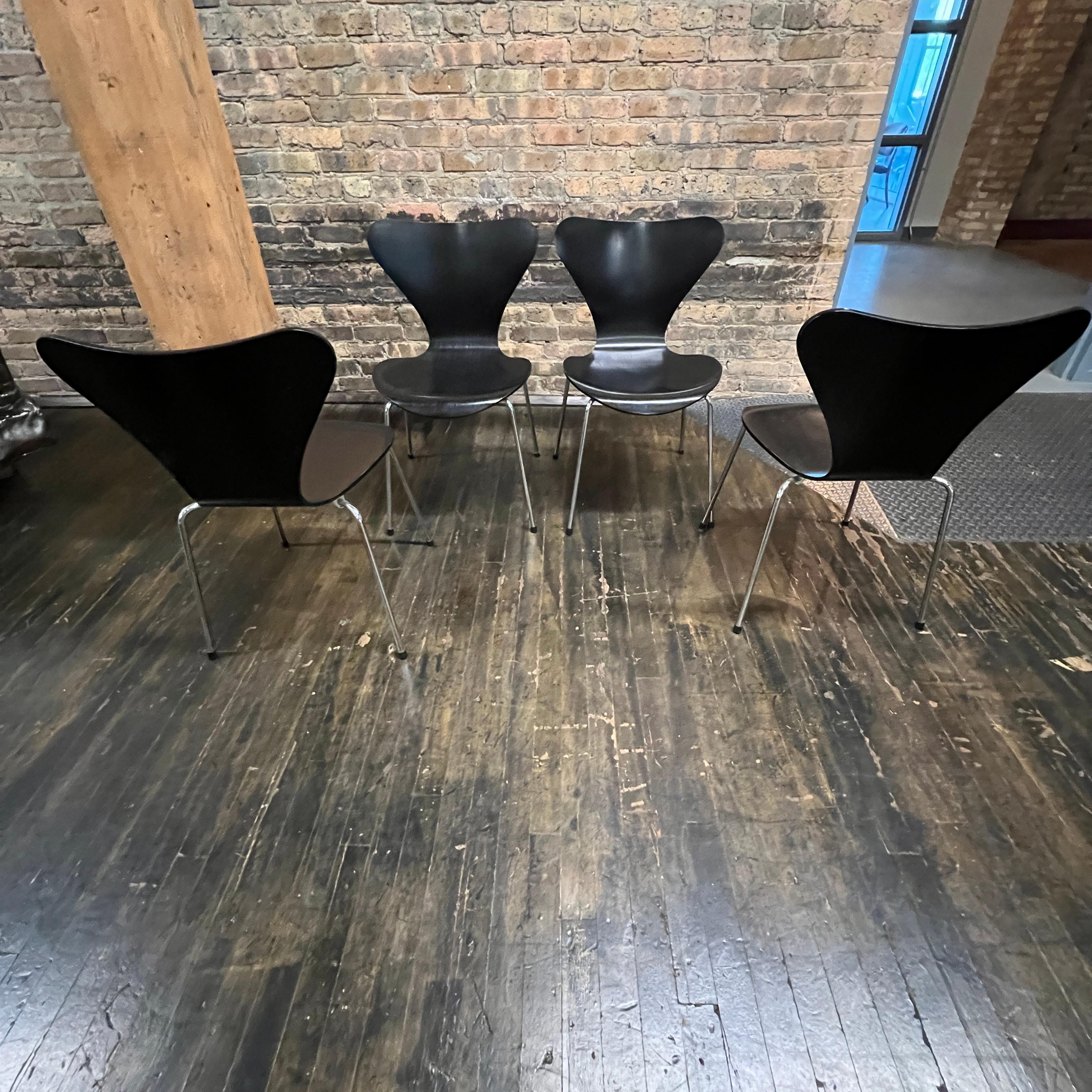 Danois Ensemble de 4 chaises noires Series 7 d'Arne Jacobsen pour Fritz Hansen en vente