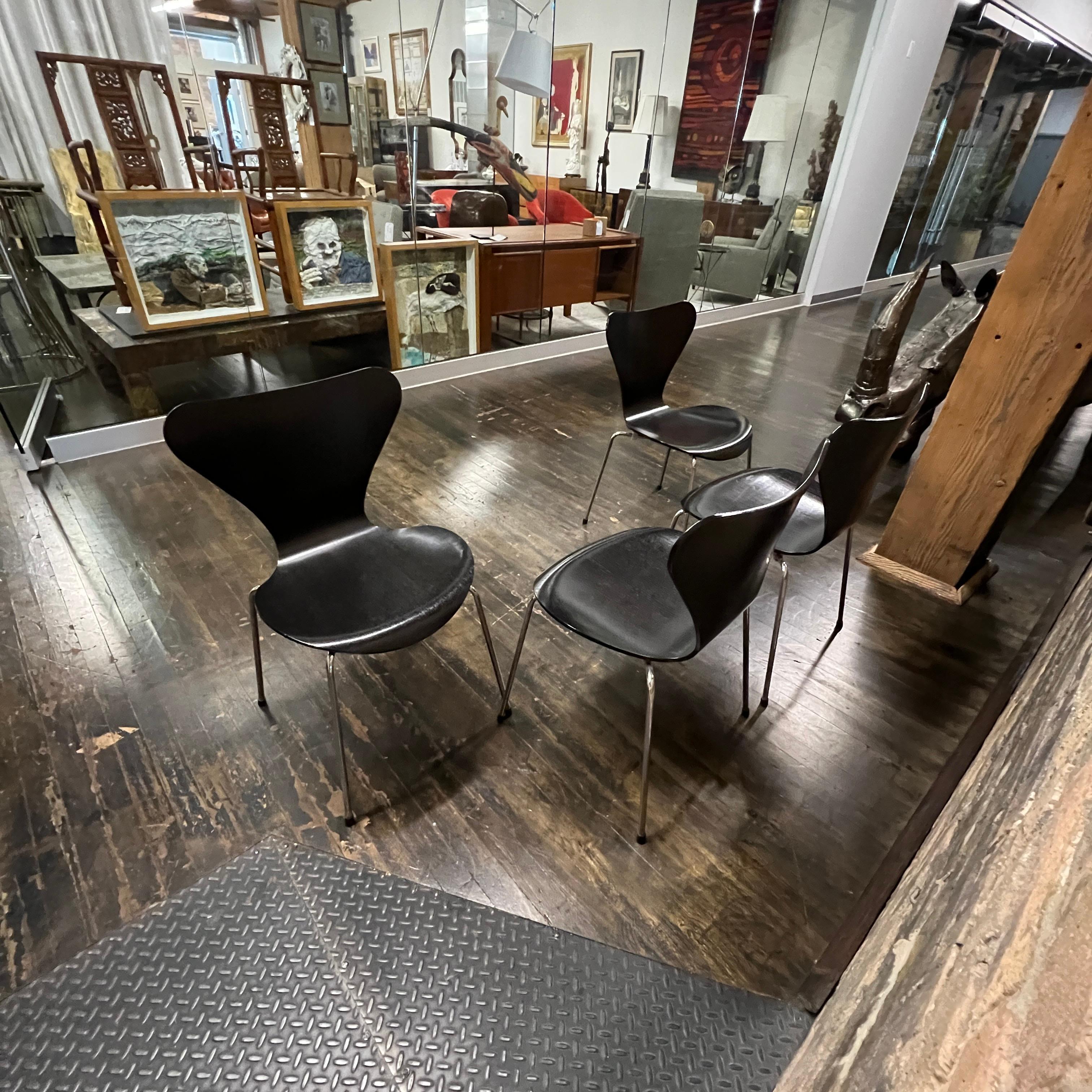 Ensemble de 4 chaises noires Series 7 d'Arne Jacobsen pour Fritz Hansen Bon état - En vente à Chicago, IL