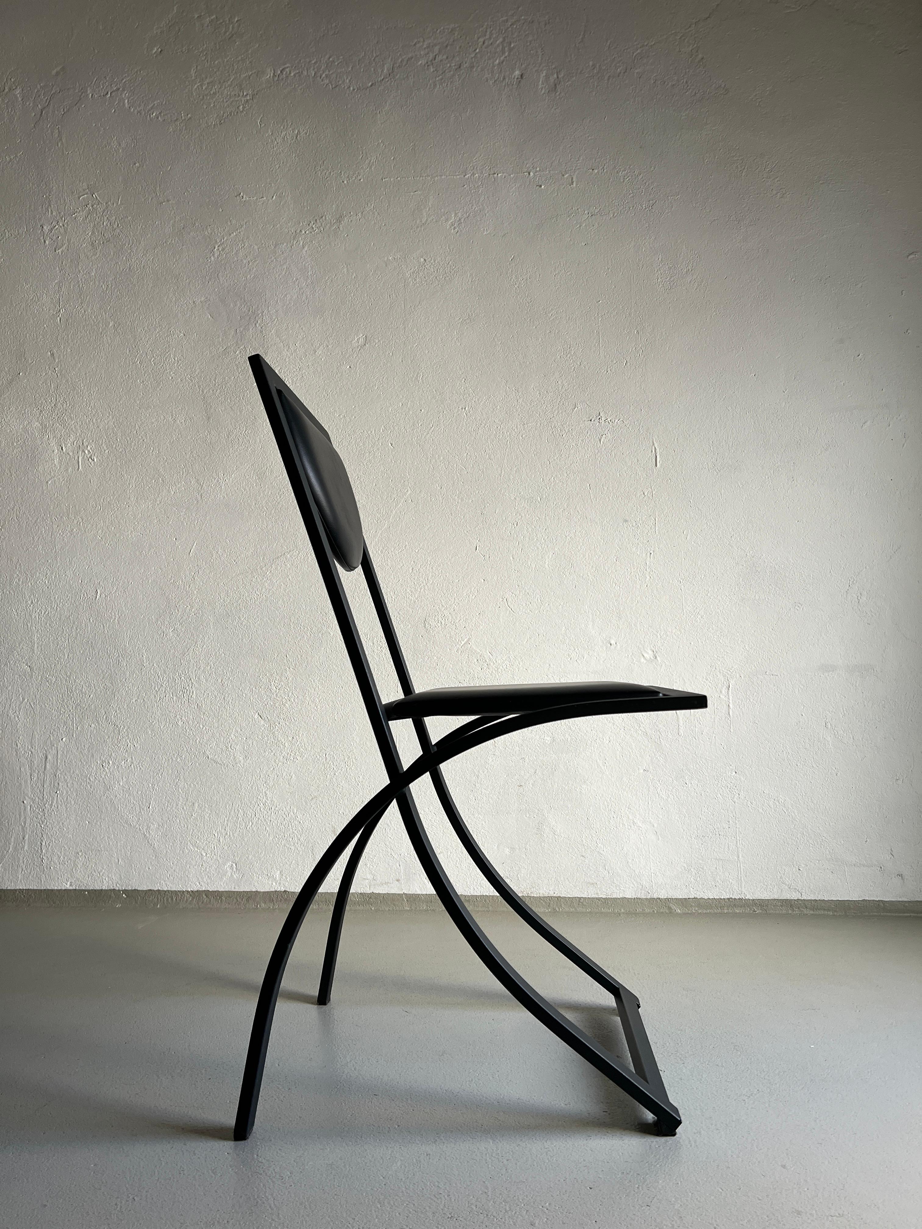 20ième siècle Ensemble de 4 chaises noires à sinus par Karl Friedrich Förster, Allemagne, années 1990 en vente