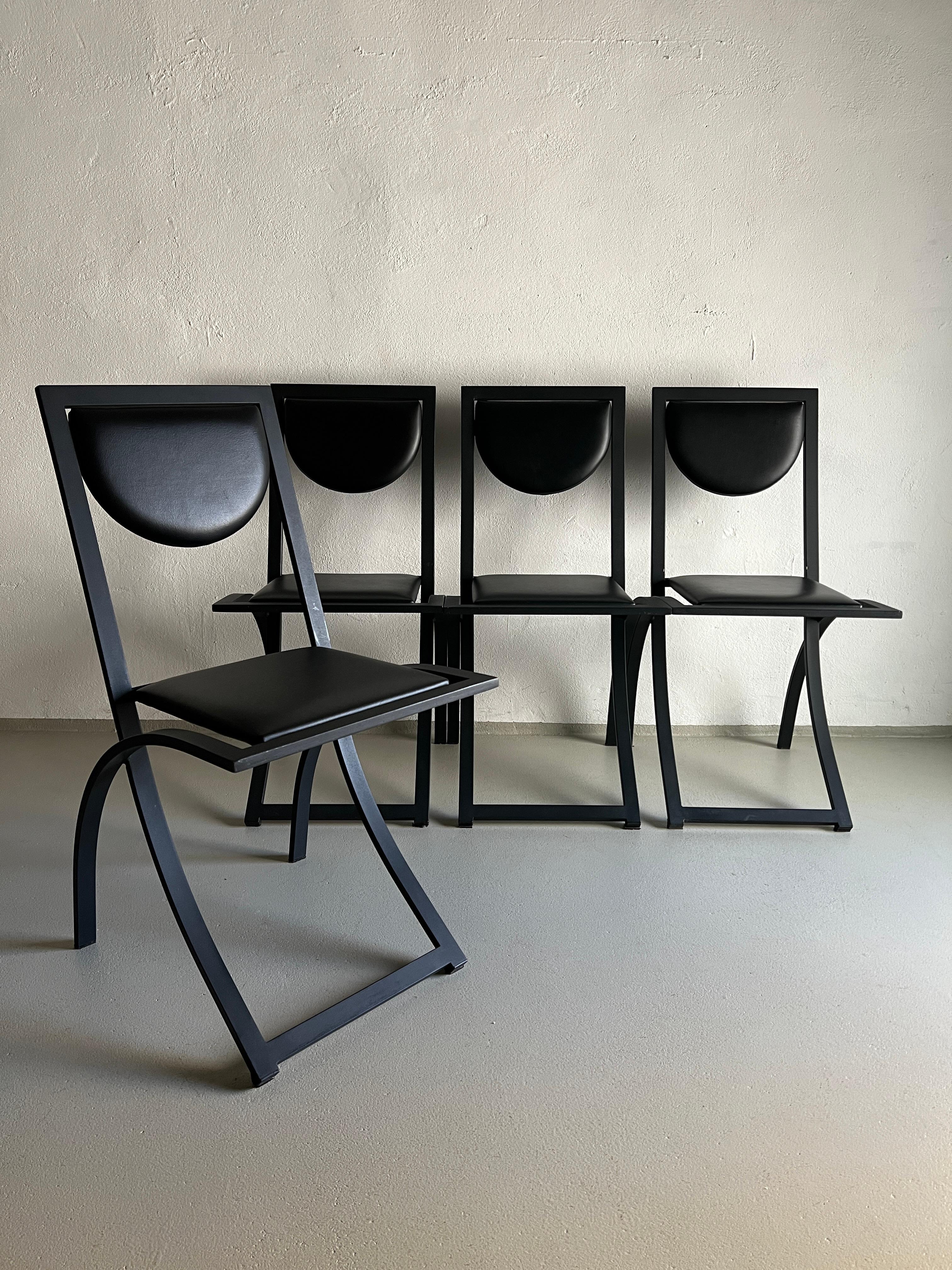 Ensemble de 4 chaises postmodernes conçues par Karl Friedrich Förster pour KFF Design dans les années 1980. Structure en métal peint noir mat avec revêtement en similicuir.

Informations complémentaires :
Pays de fabrication : Allemagne
Période de