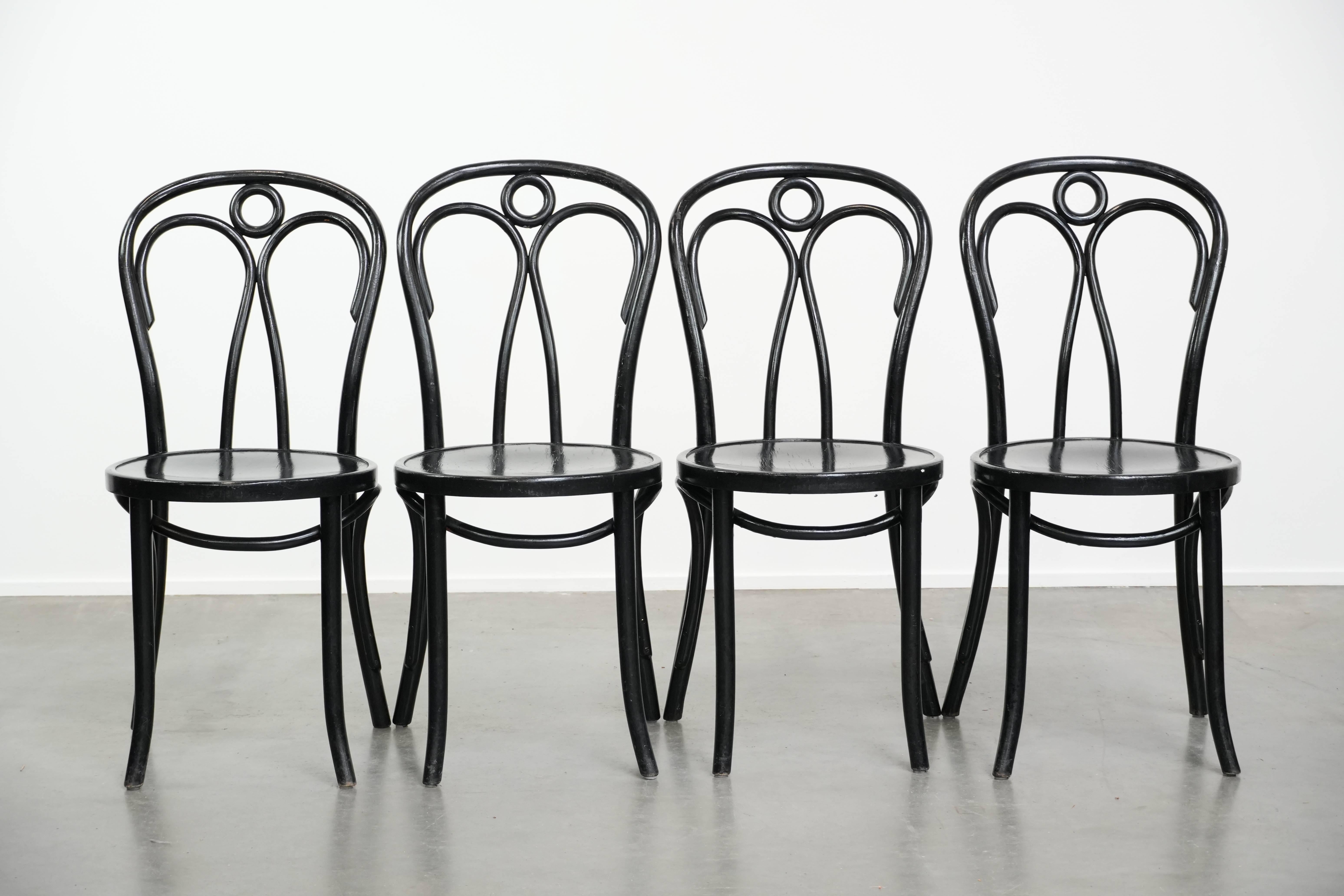 Dieses charmante Set aus 4 Bistrostühlen im Vintage-Stil hat einen elegant geschwungenen Holzrahmen. Dank ihres zeitlosen Designs und Erscheinungsbildes fügen sie sich problemlos in nahezu jeden Einrichtungsstil ein. Sie sind nicht nur im häuslichen