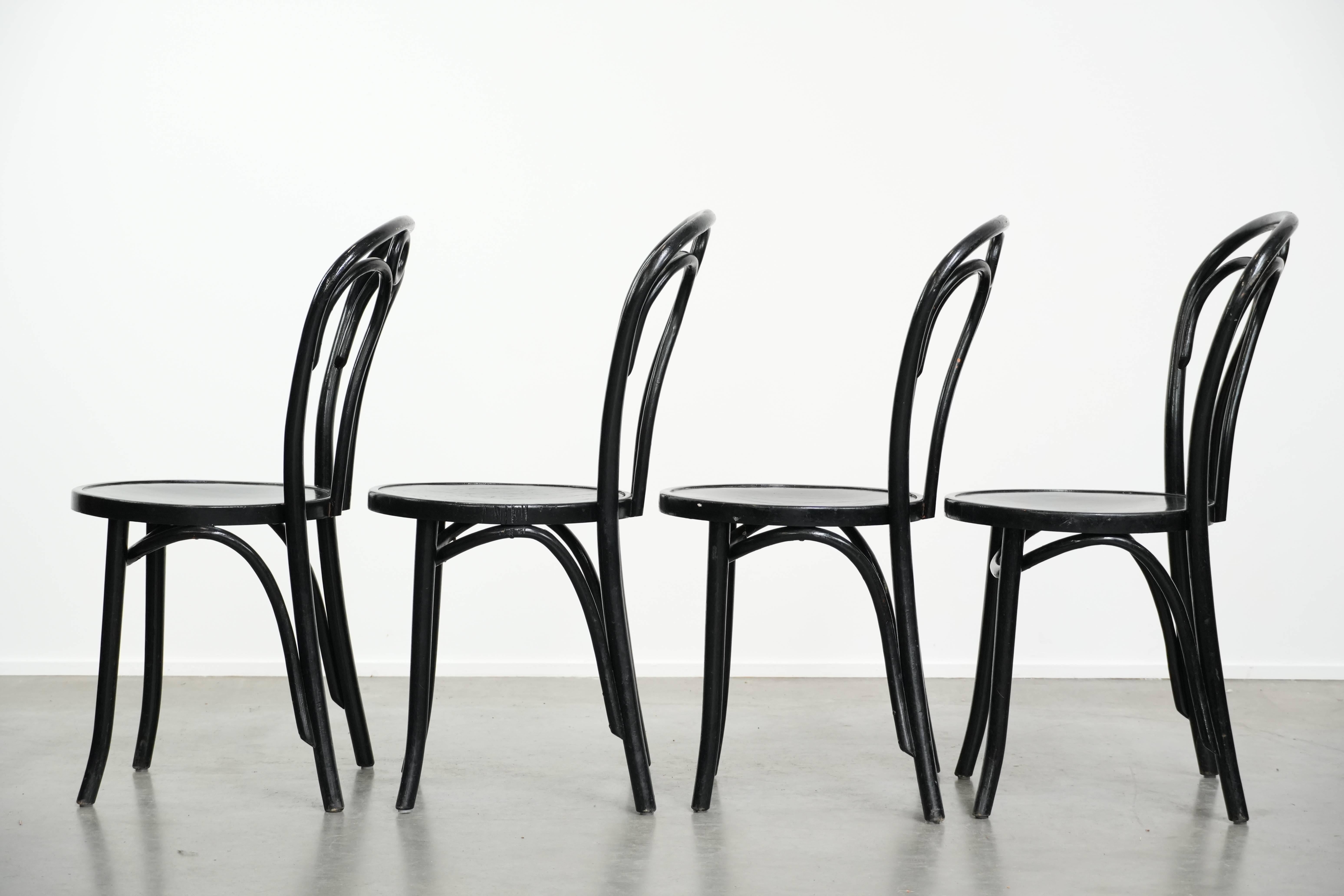Set of 4 black vintage Thonet style bistro chairs im Zustand „Relativ gut“ im Angebot in Harderwijk, NL