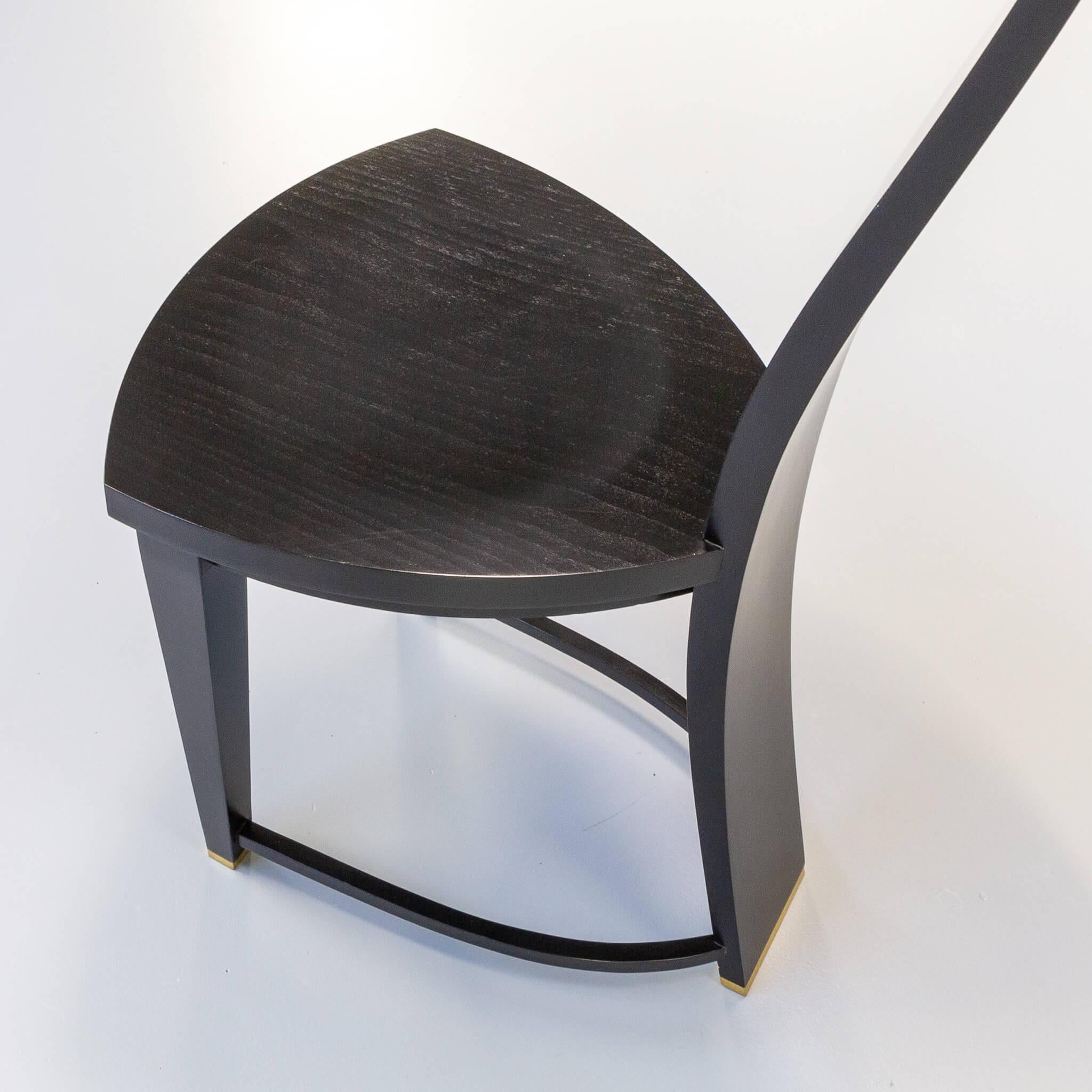 Set di 4 sedie con schienale alto in legno nero e piedi in ottone, anni '80 3