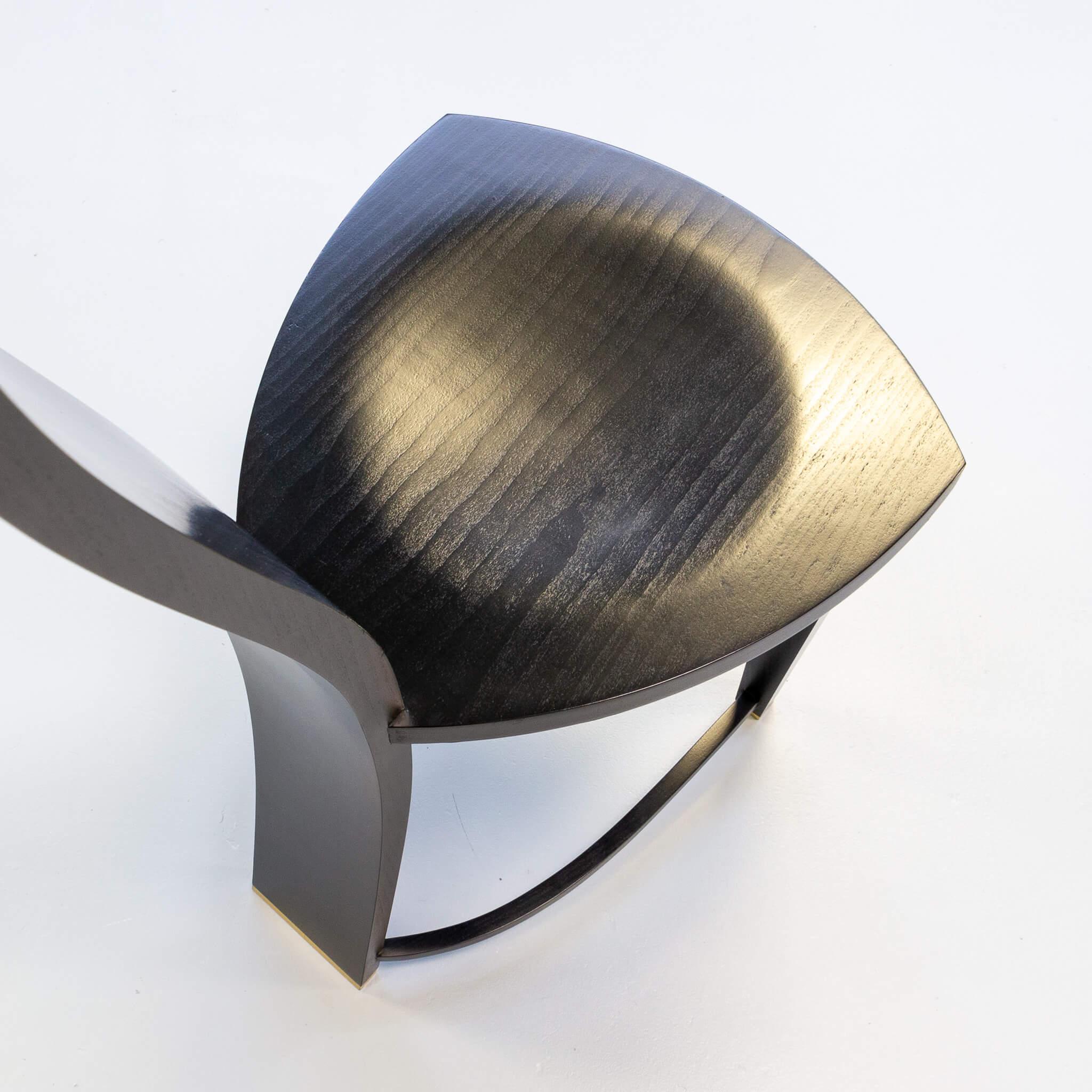 Set di 4 sedie con schienale alto in legno nero e piedi in ottone, anni '80 4