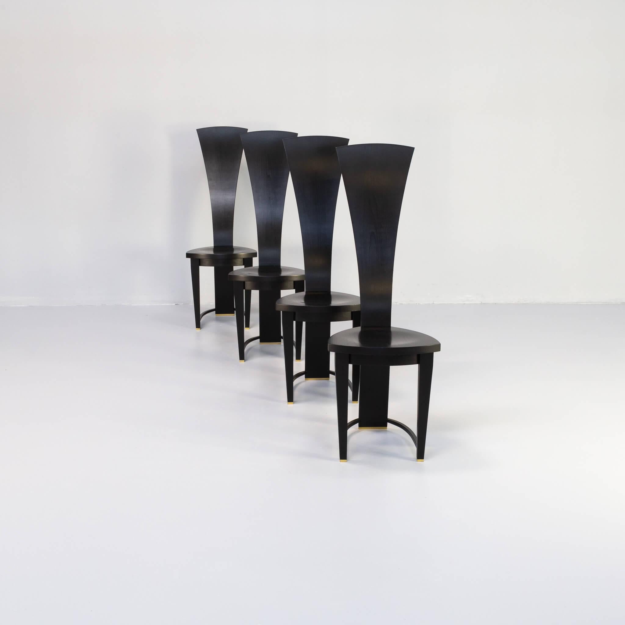 Mid-Century moderno Set di 4 sedie con schienale alto in legno nero e piedi in ottone, anni '80