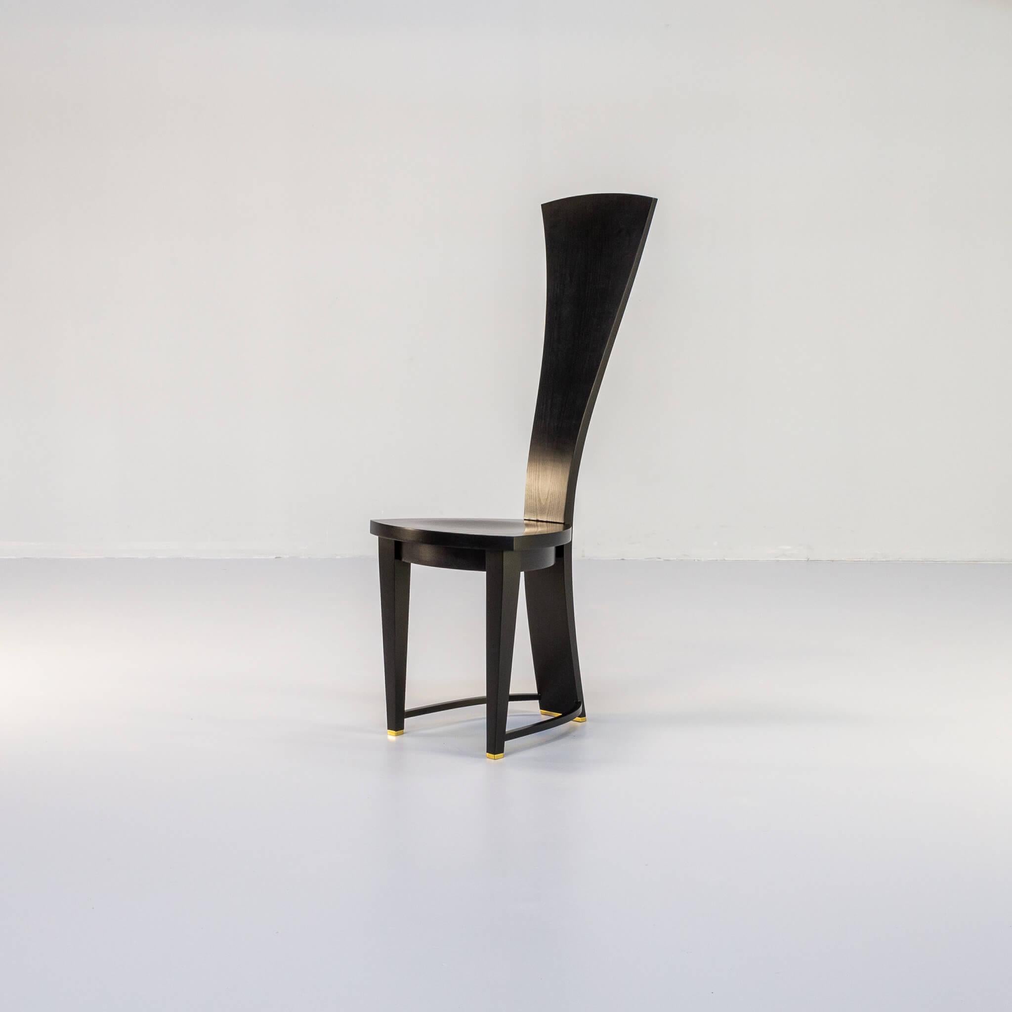 Italiano Set di 4 sedie con schienale alto in legno nero e piedi in ottone, anni '80
