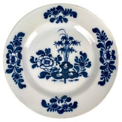 Ensemble de 4 assiettes bleues et blanches de Delft peintes à la main en faïence anglaise de Delft, 18e siècle