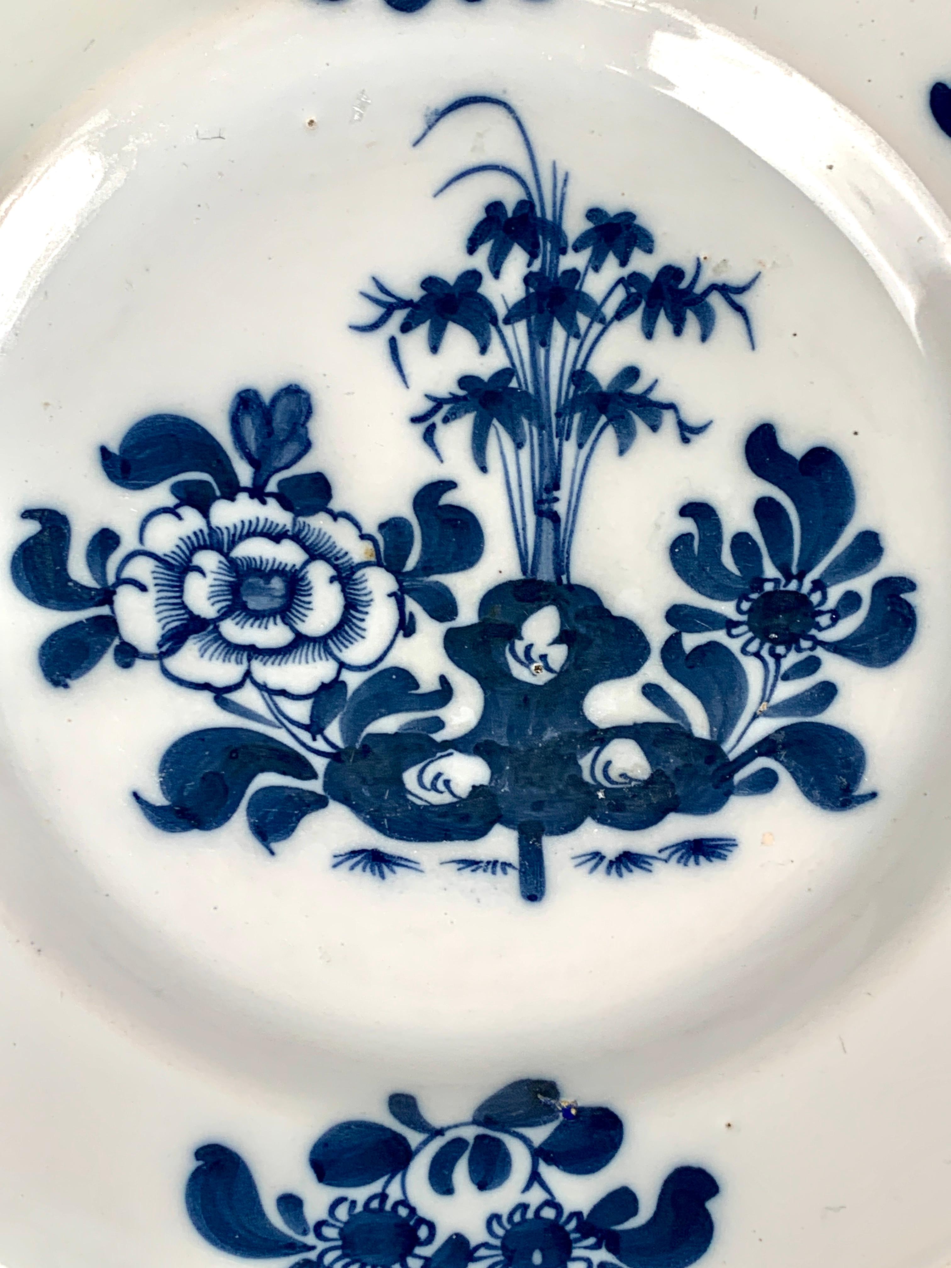 Satz von 4 blauen und weißen Delft Tellern oder Schüsseln Hand gemalt 18. Jahrhundert England (Chinoiserie) im Angebot