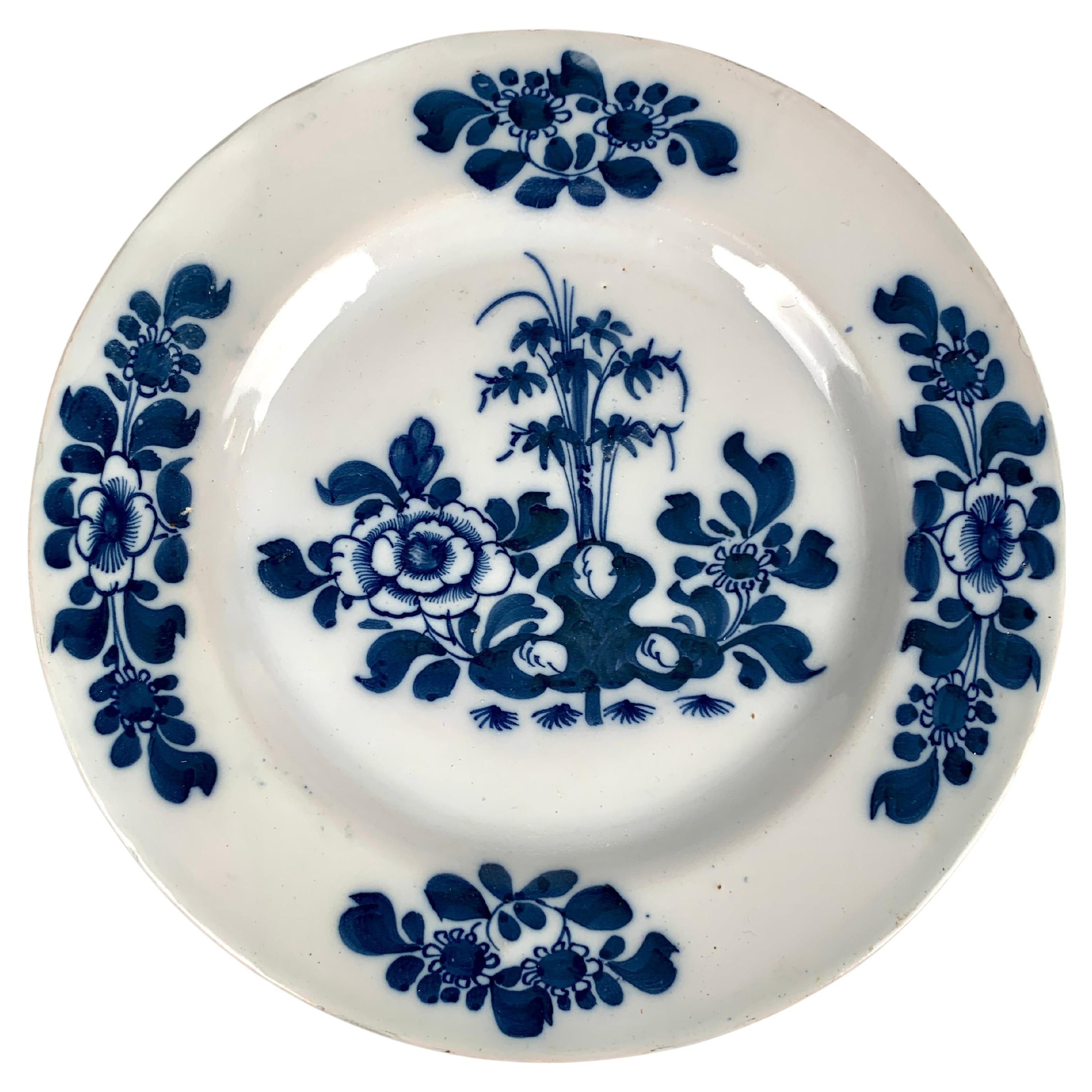 Satz von 4 blauen und weißen Delft Tellern oder Schüsseln Hand gemalt 18. Jahrhundert England im Zustand „Hervorragend“ im Angebot in Katonah, NY