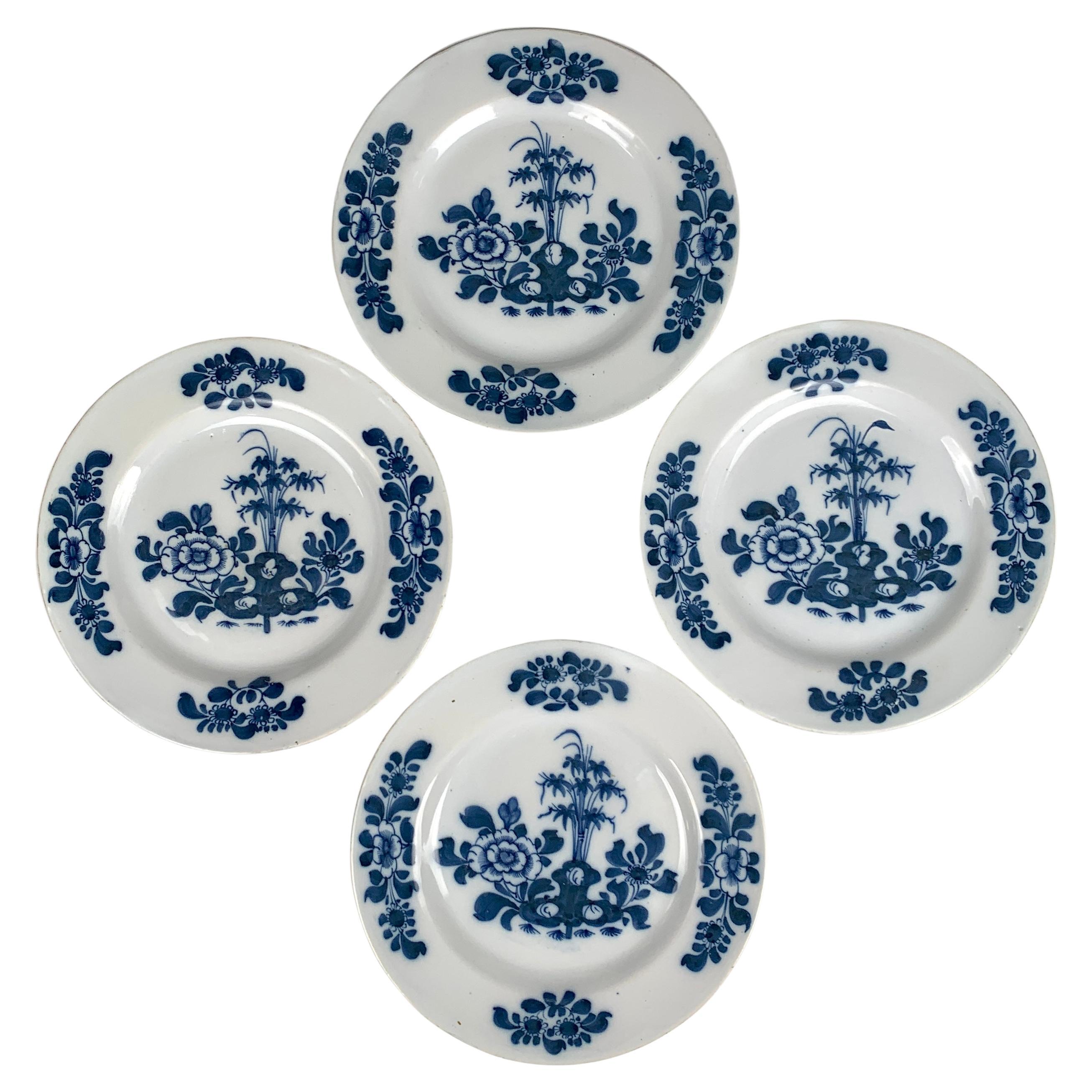 Satz von 4 blauen und weißen Delft Tellern oder Schüsseln Hand gemalt 18. Jahrhundert England