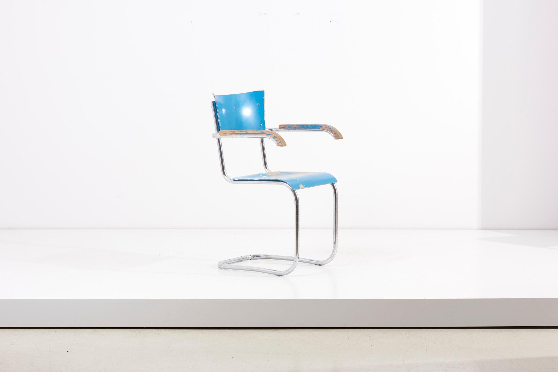 Set of four blue cantilever chairs, two with armrests and two without.
Model B43, designed in 1930s by Mart Stam and manufactured by Thonet in Germany.
Made of steel and painted wood.
Early production in authentic vintage condition.

The chairs