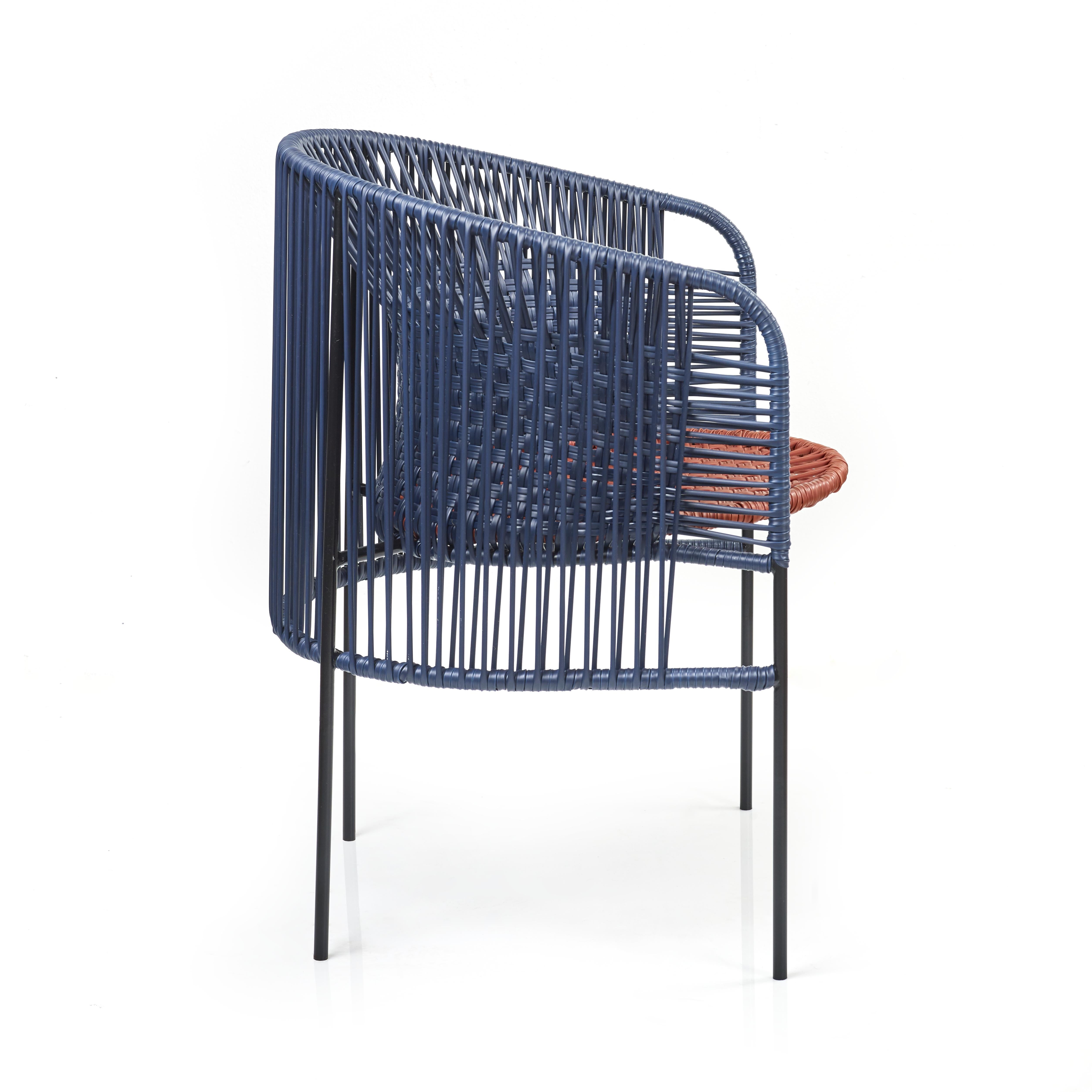 Verniciatura a polvere Set di 4 sedie da pranzo Caribe Chic blu di Sebastian Herkner in vendita