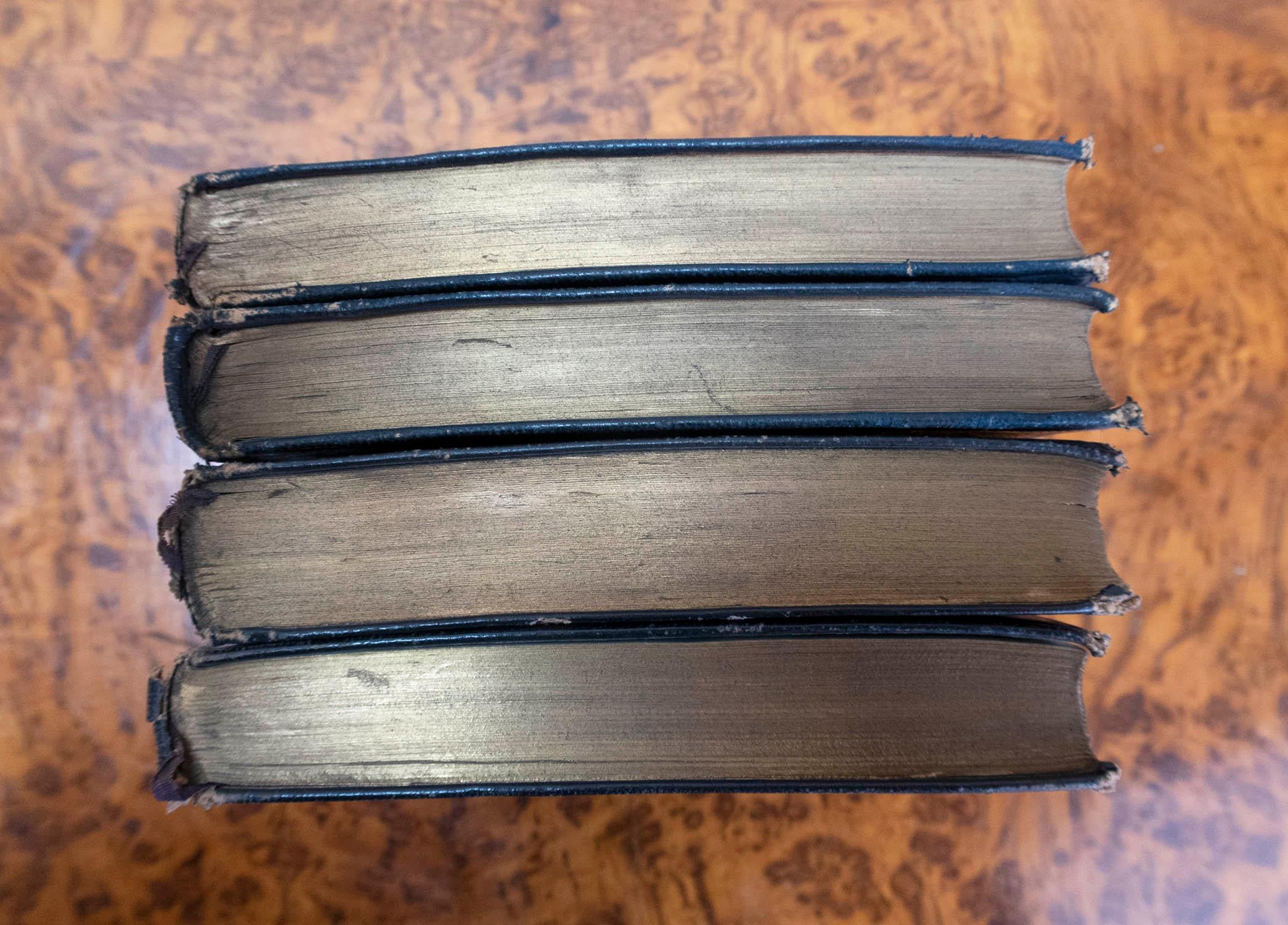Set von 4 blauen, in Leder gefassten Büchern. The Works of J.M Barrie, C.1924 (Sonstiges) im Angebot
